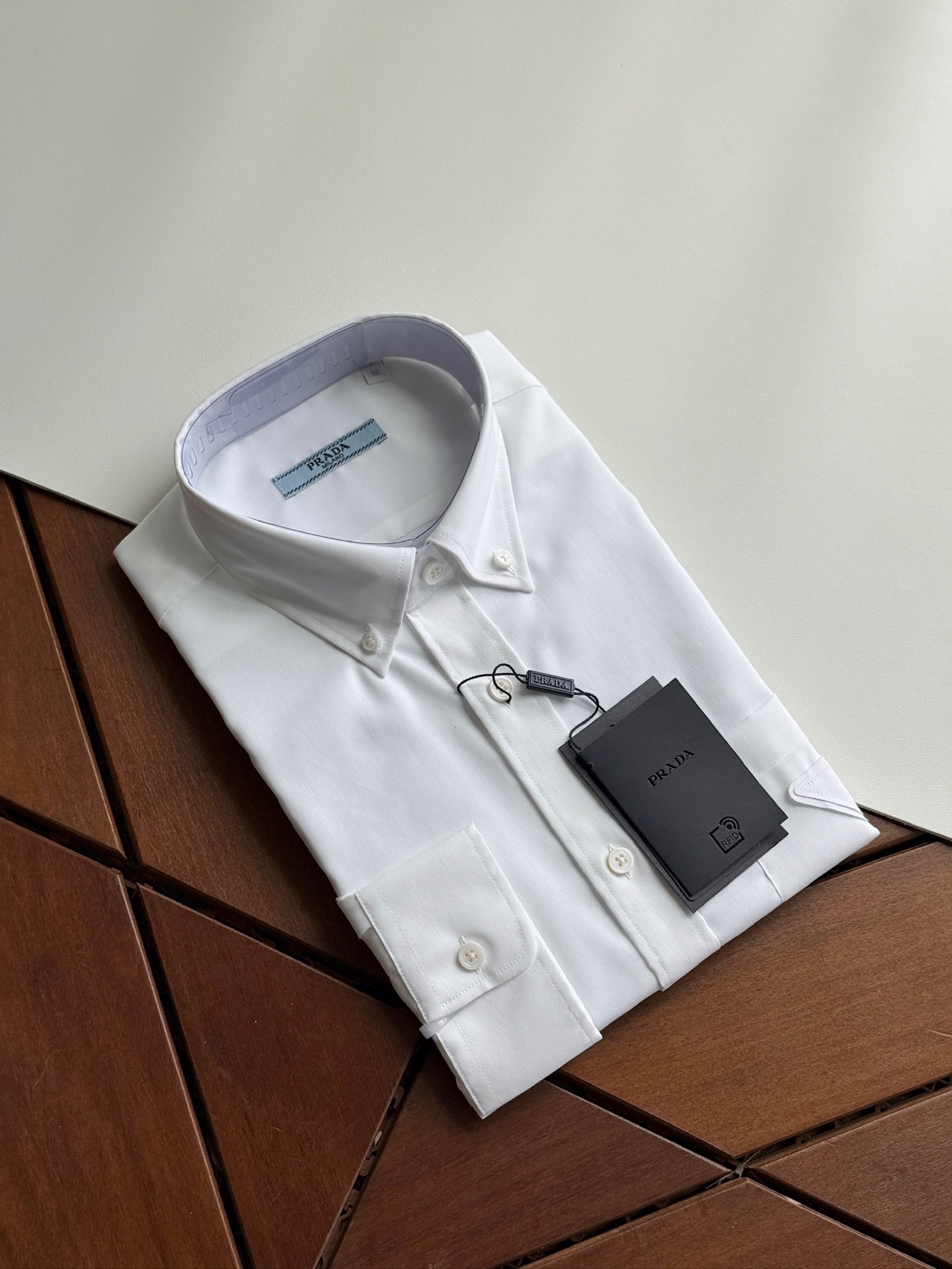 秋冬必备，补单出货！！！2025年秋冬普拉达PRADA...高支高密衬衫，商务绅士通勤款时尚又得体，百搭