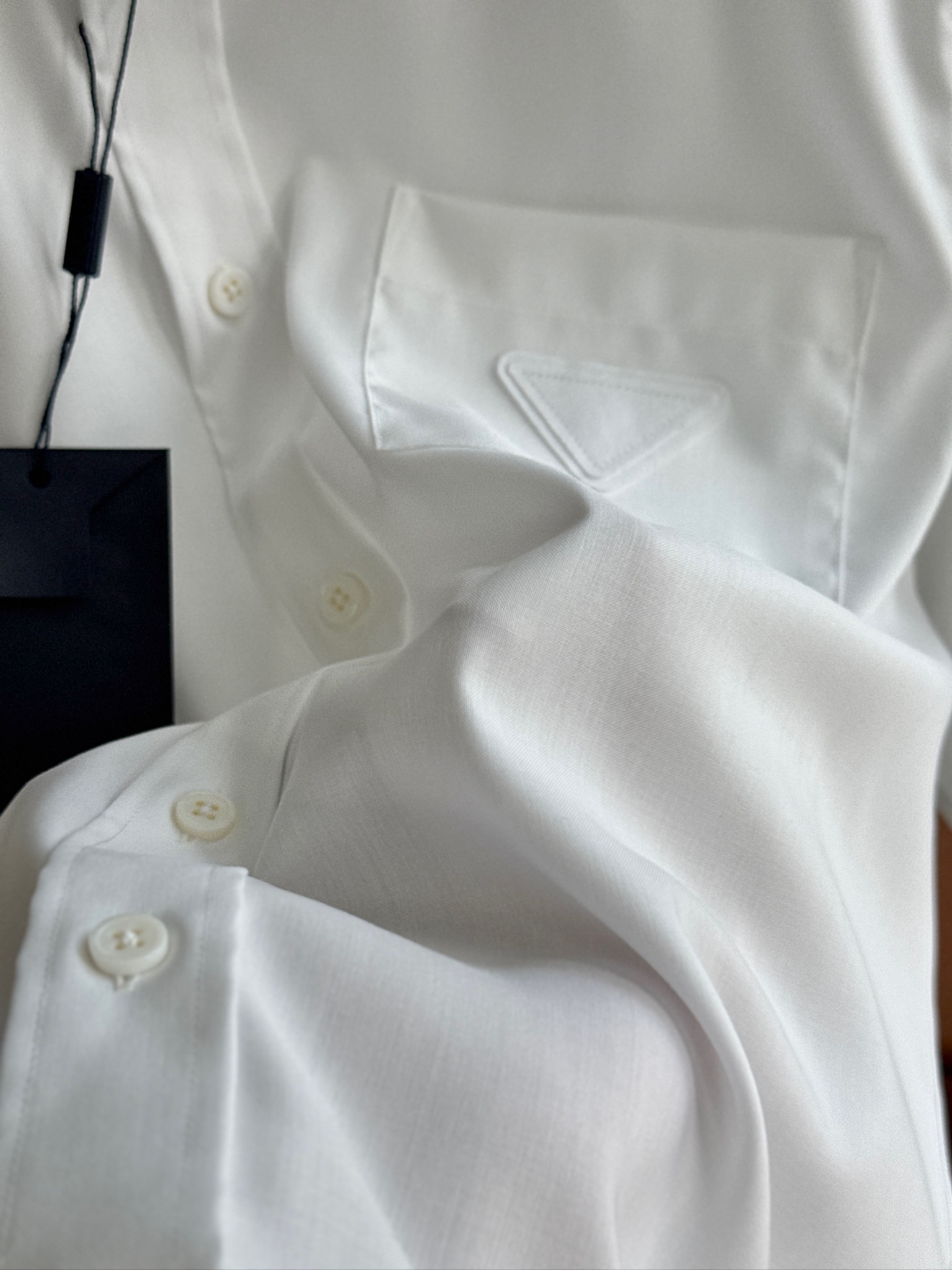 秋冬必备，2025年秋冬普拉达PRADA...高支高密衬衫，商务绅士通勤款时尚又得体，百搭好驾驭长袖衬衫