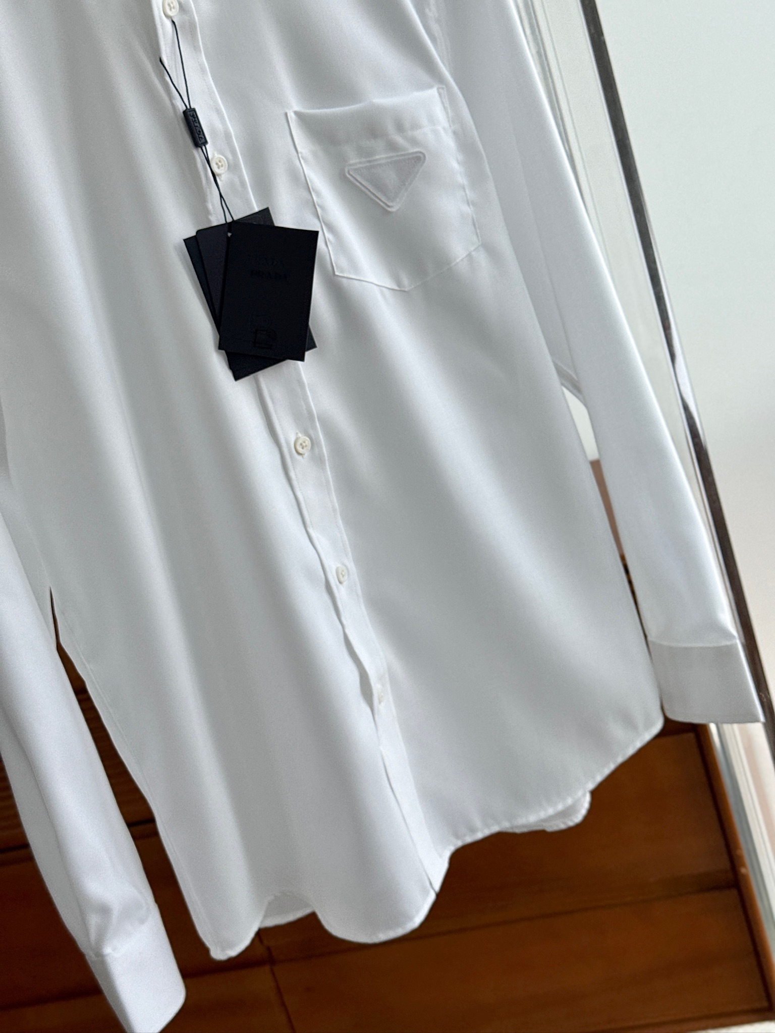 秋冬必备，2025年秋冬普拉达PRADA...高支高密衬衫，商务绅士通勤款时尚又得体，百搭好驾驭长袖衬衫