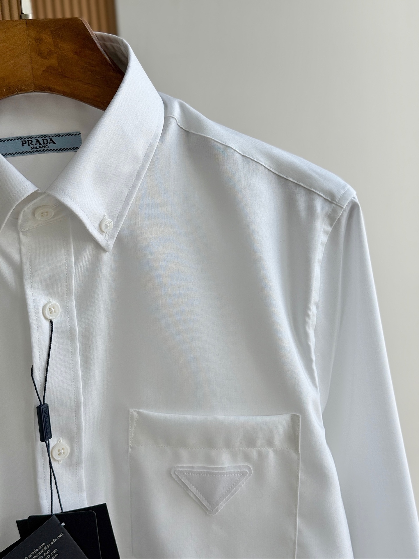 秋冬必备，2025年秋冬普拉达PRADA...高支高密衬衫，商务绅士通勤款时尚又得体，百搭好驾驭长袖衬衫