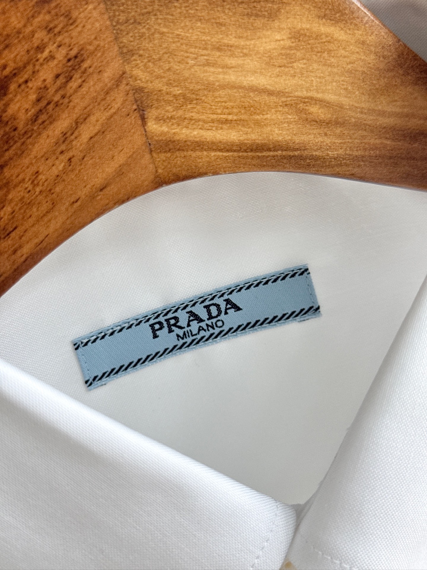 秋冬必备，2025年秋冬普拉达PRADA...高支高密衬衫，商务绅士通勤款时尚又得体，百搭好驾驭长袖衬衫