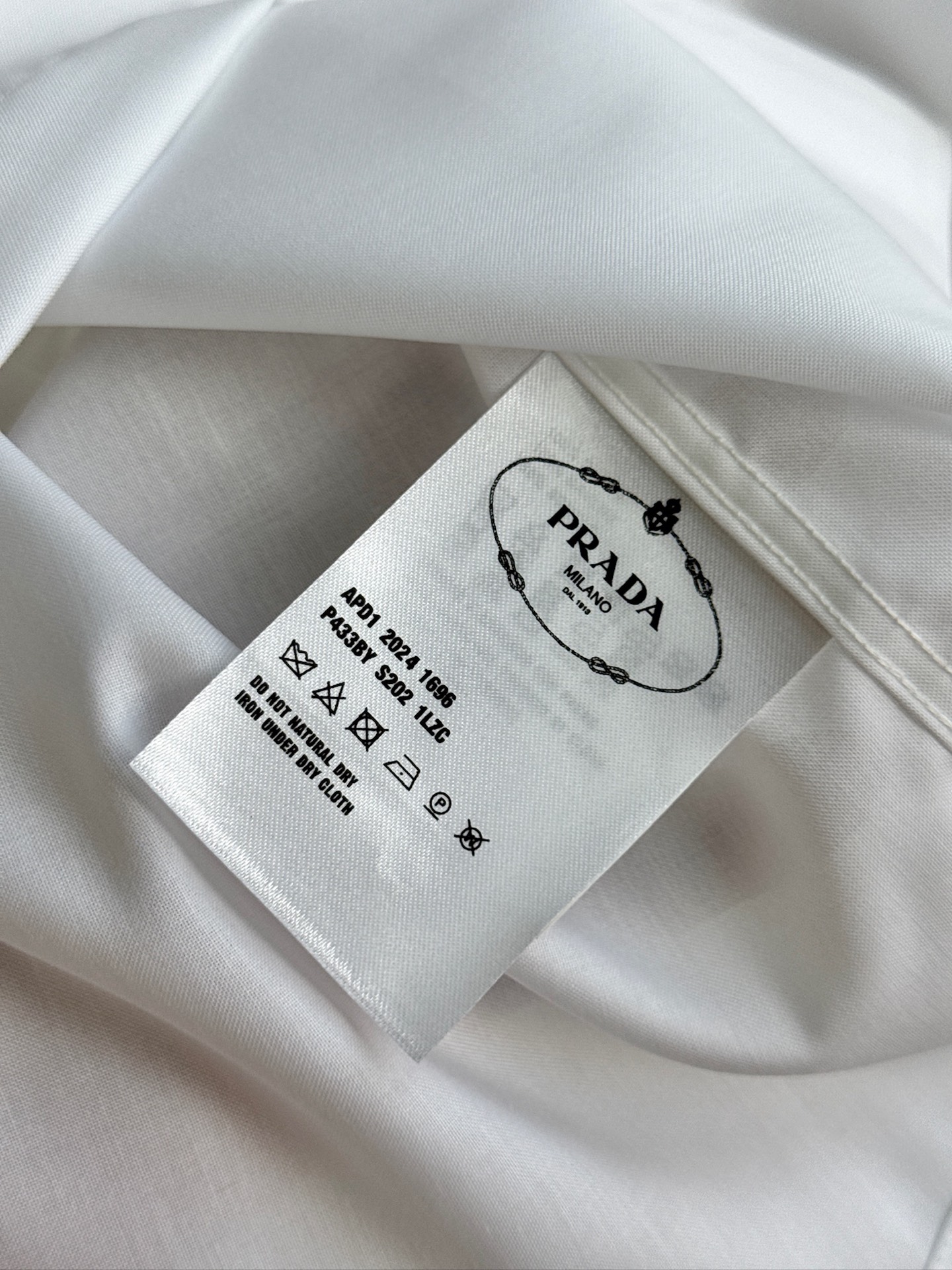 秋冬必备，2025年秋冬普拉达PRADA...高支高密衬衫，商务绅士通勤款时尚又得体，百搭好驾驭长袖衬衫