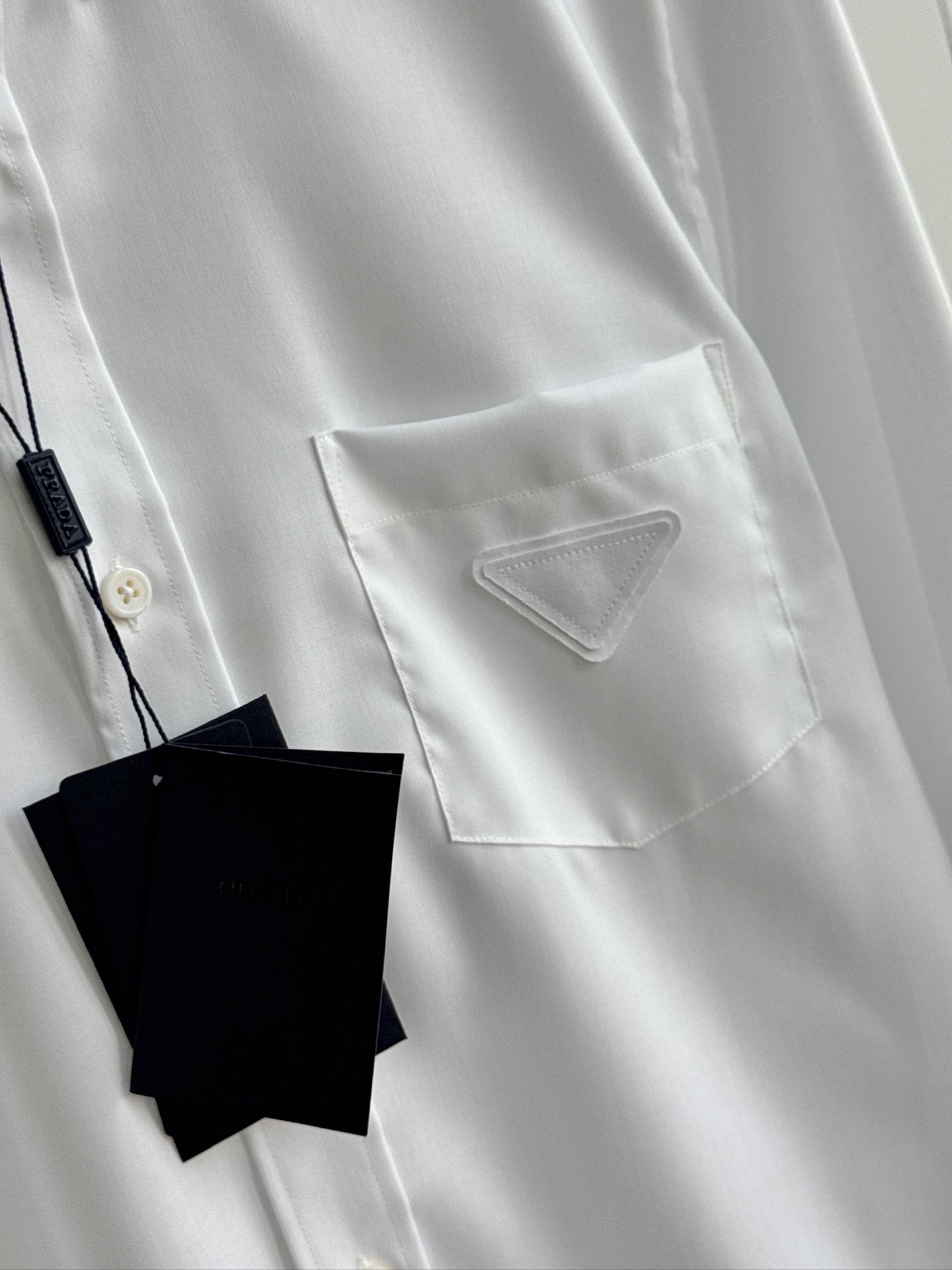 秋冬必备，2025年秋冬普拉达PRADA...高支高密衬衫，商务绅士通勤款时尚又得体，百搭好驾驭长袖衬衫