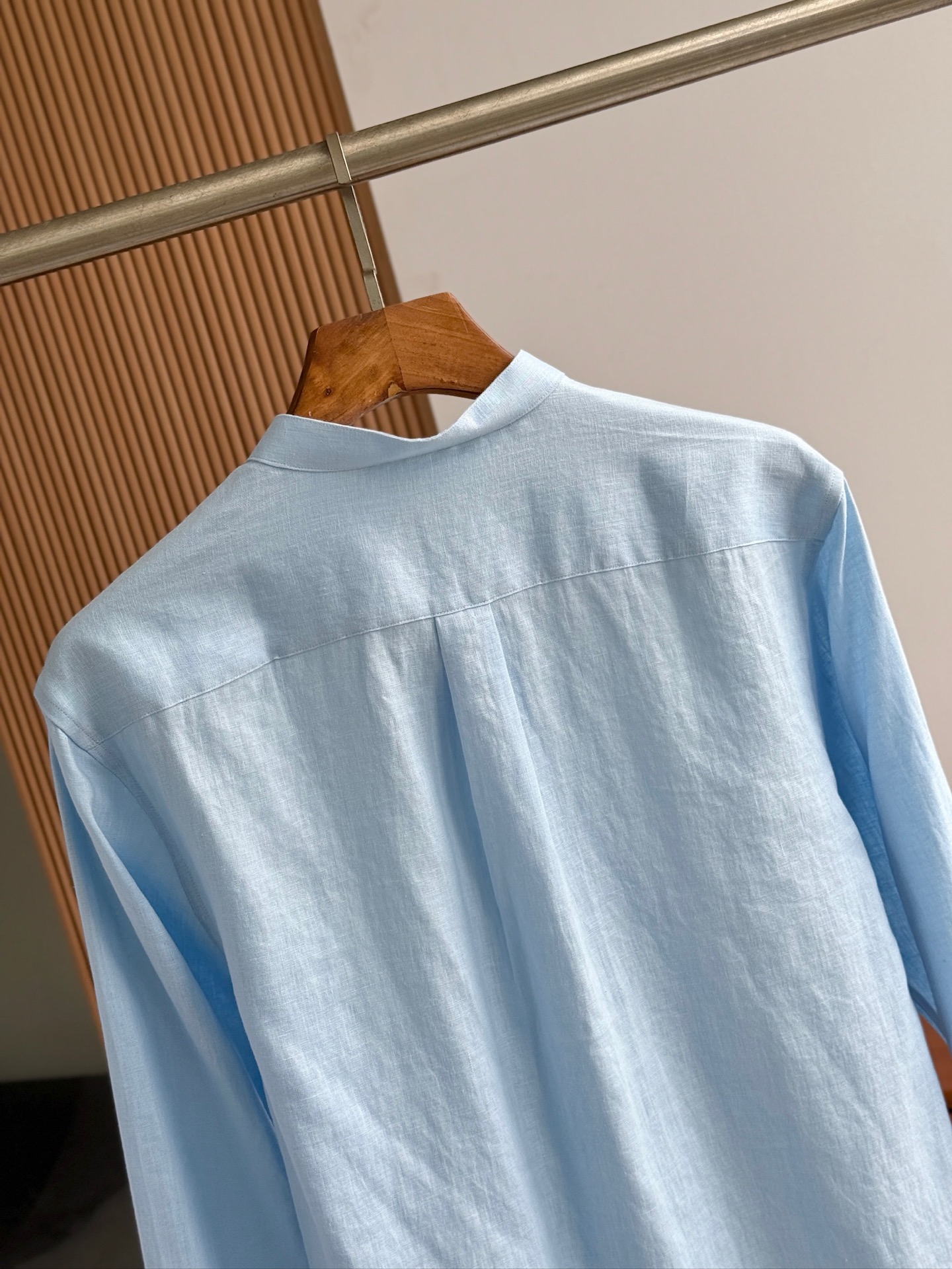 天蓝色。特写镜头！！！史诗级别的亚麻衬衫，lP🆕独家巨献，中式复古小立领设计。。。原汁原味100%亚麻面