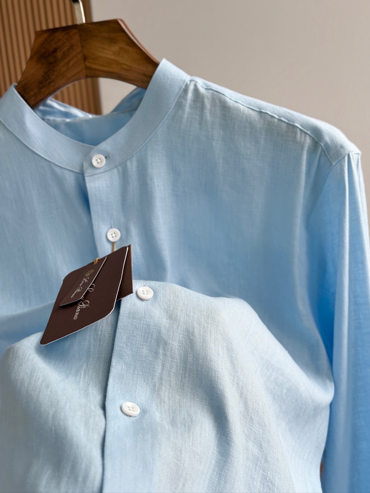 天蓝色。特写镜头！！！史诗级别的亚麻衬衫，lP🆕独家巨献，中式复古小立领设计。。。原汁原味100%亚麻面