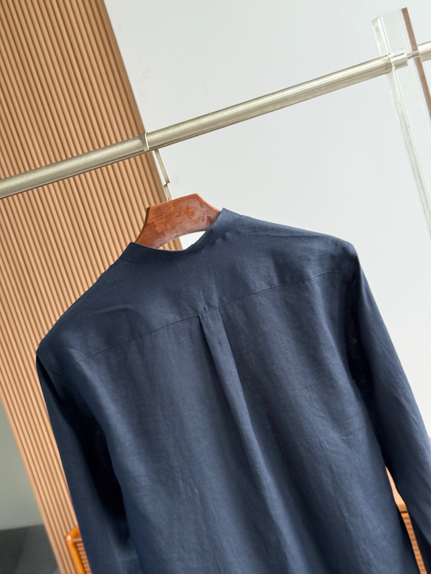 藏青色，特写镜头！

史诗级别的亚麻衬衫，lP🆕独家巨献，中式复古小立领设计。。。原汁原味100%亚麻面