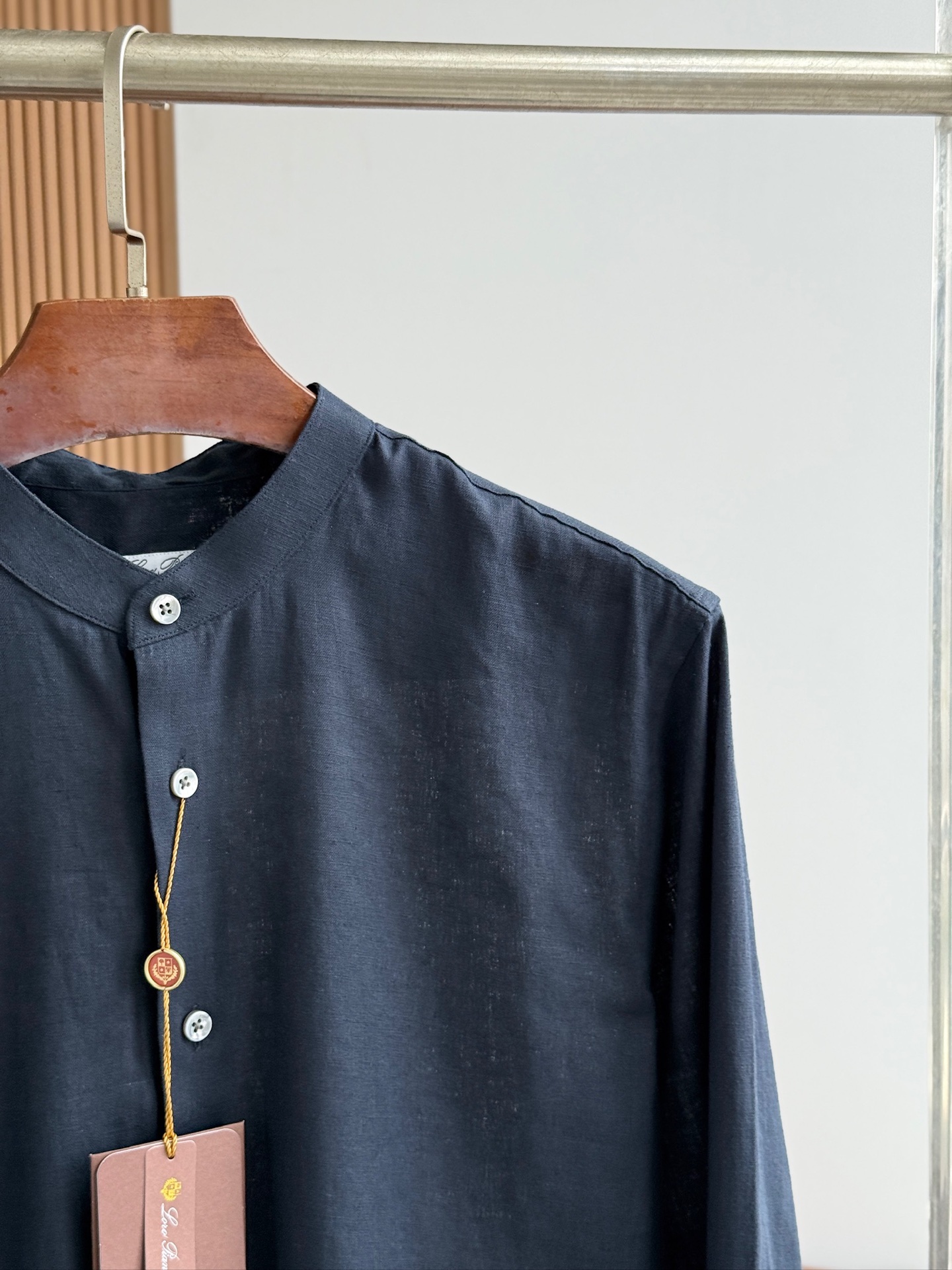 藏青色，特写镜头！

史诗级别的亚麻衬衫，lP🆕独家巨献，中式复古小立领设计。。。原汁原味100%亚麻面