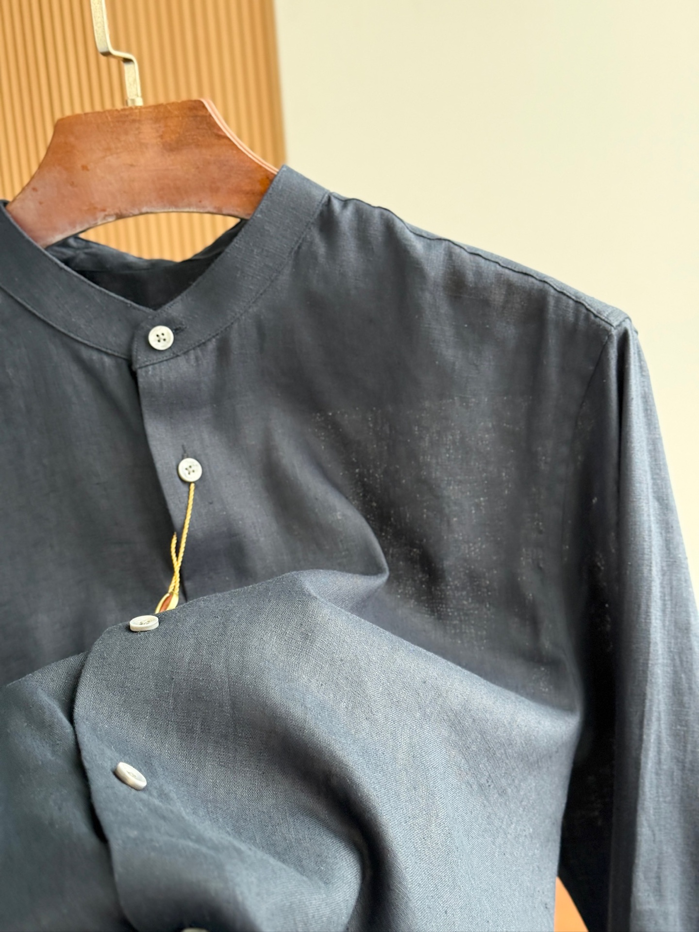 藏青色，特写镜头！

史诗级别的亚麻衬衫，lP🆕独家巨献，中式复古小立领设计。。。原汁原味100%亚麻面