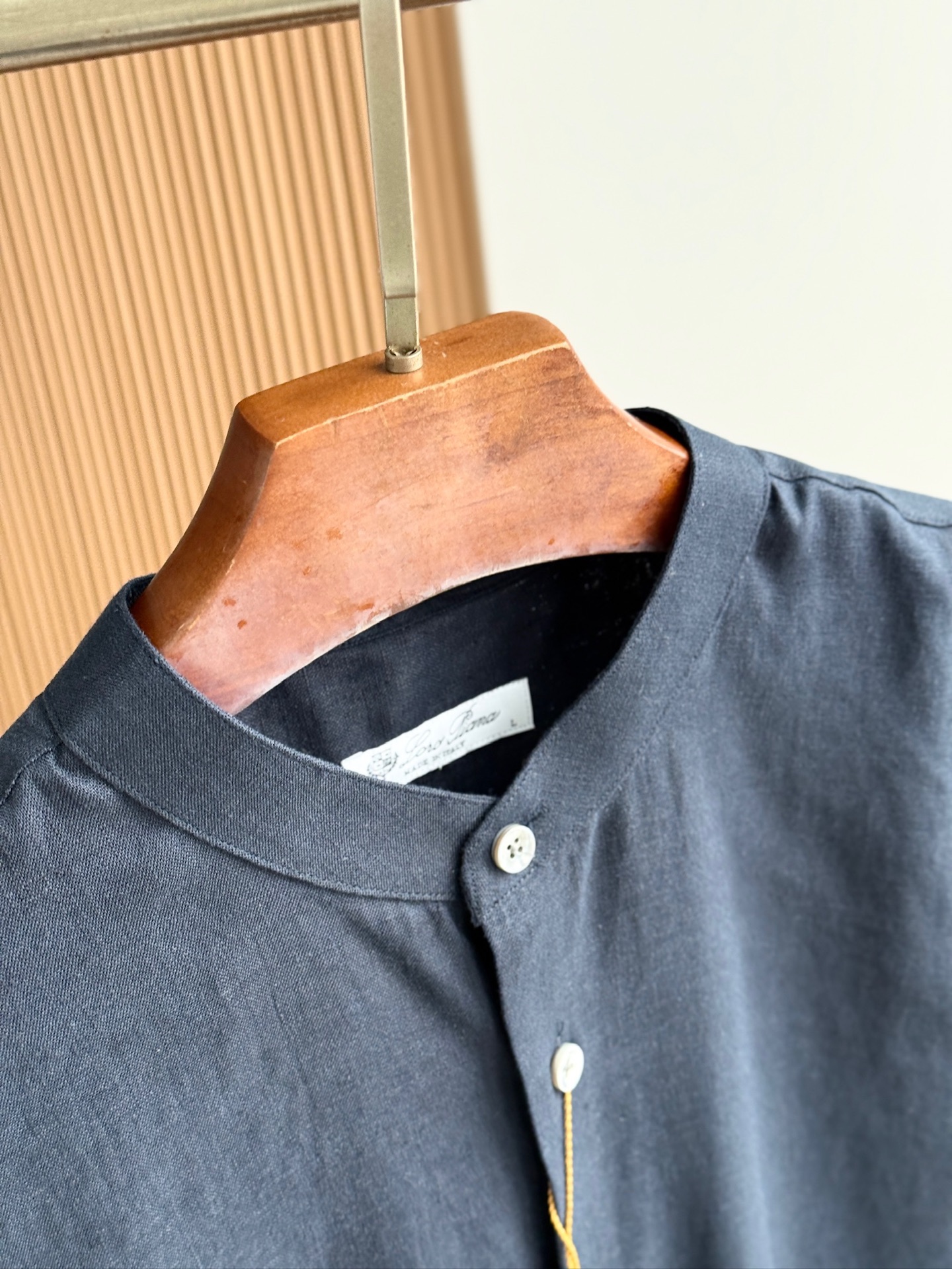 藏青色，特写镜头！

史诗级别的亚麻衬衫，lP🆕独家巨献，中式复古小立领设计。。。原汁原味100%亚麻面