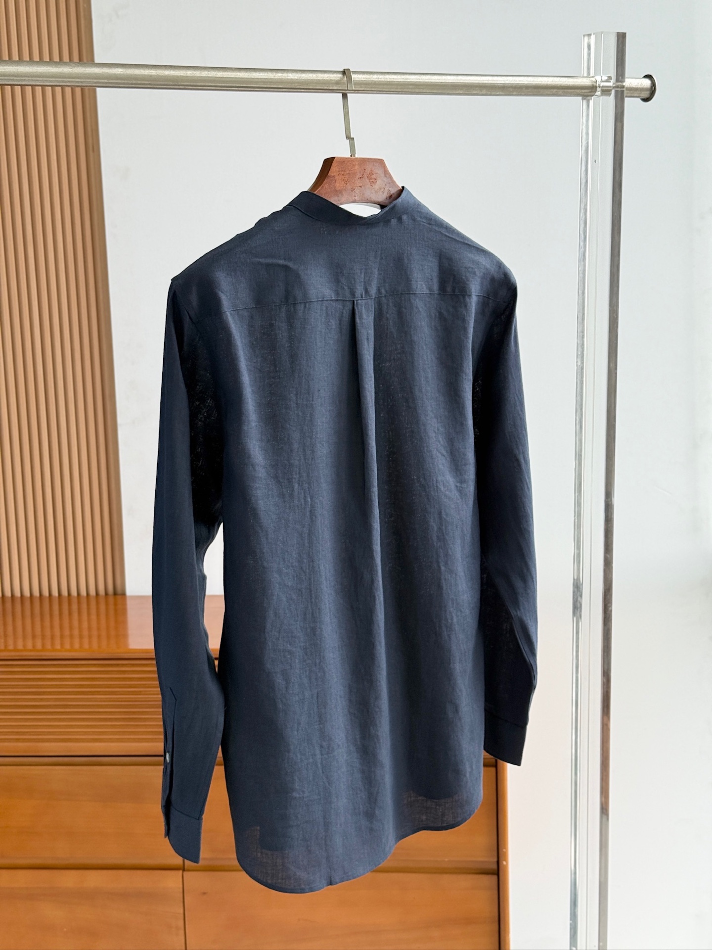 藏青色，特写镜头！

史诗级别的亚麻衬衫，lP🆕独家巨献，中式复古小立领设计。。。原汁原味100%亚麻面