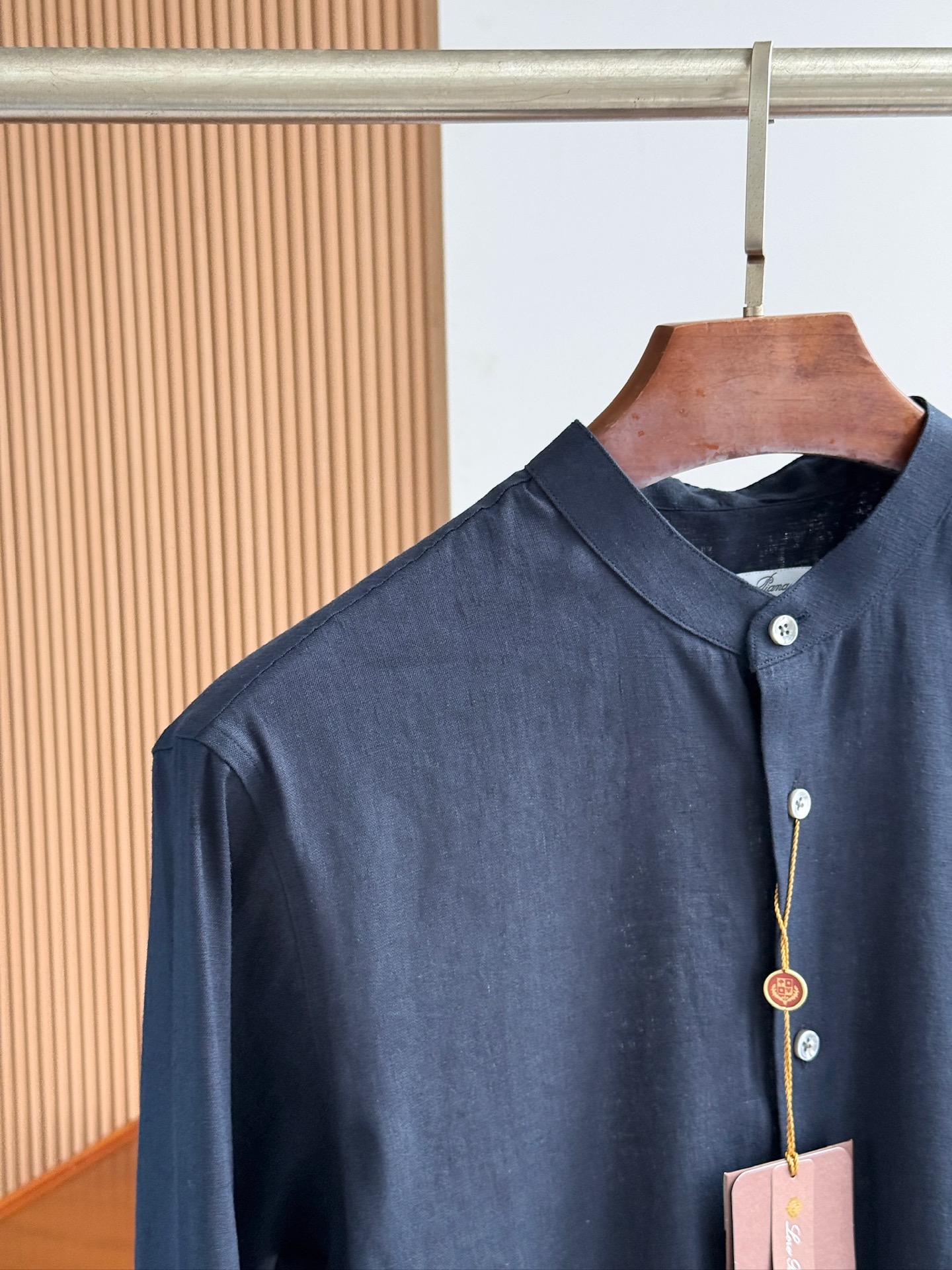 藏青色，特写镜头！

史诗级别的亚麻衬衫，lP🆕独家巨献，中式复古小立领设计。。。原汁原味100%亚麻面