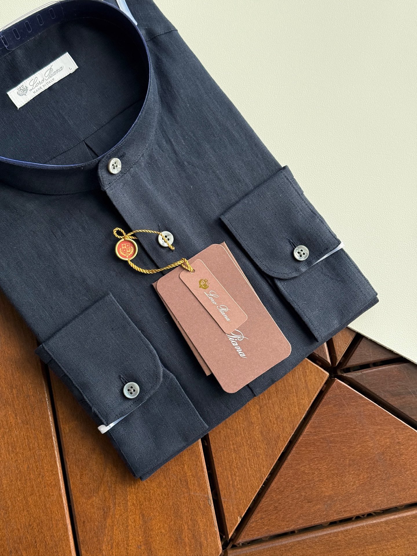 藏青色，特写镜头！

史诗级别的亚麻衬衫，lP🆕独家巨献，中式复古小立领设计。。。原汁原味100%亚麻面