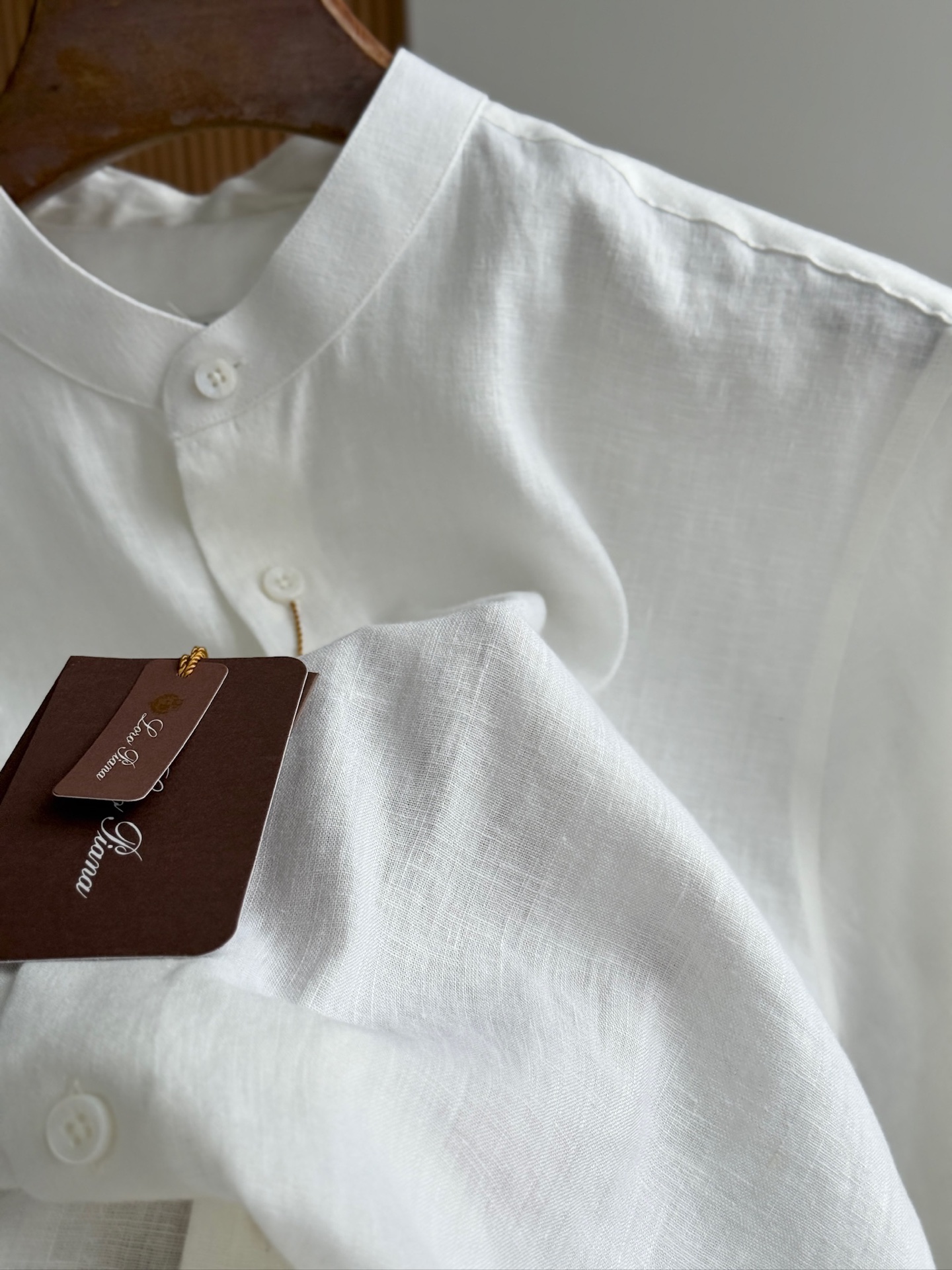 白色特写镜头！

史诗级别的亚麻衬衫，lP🆕独家巨献，中式复古小立领设计。。。原汁原味100%亚麻面料衬