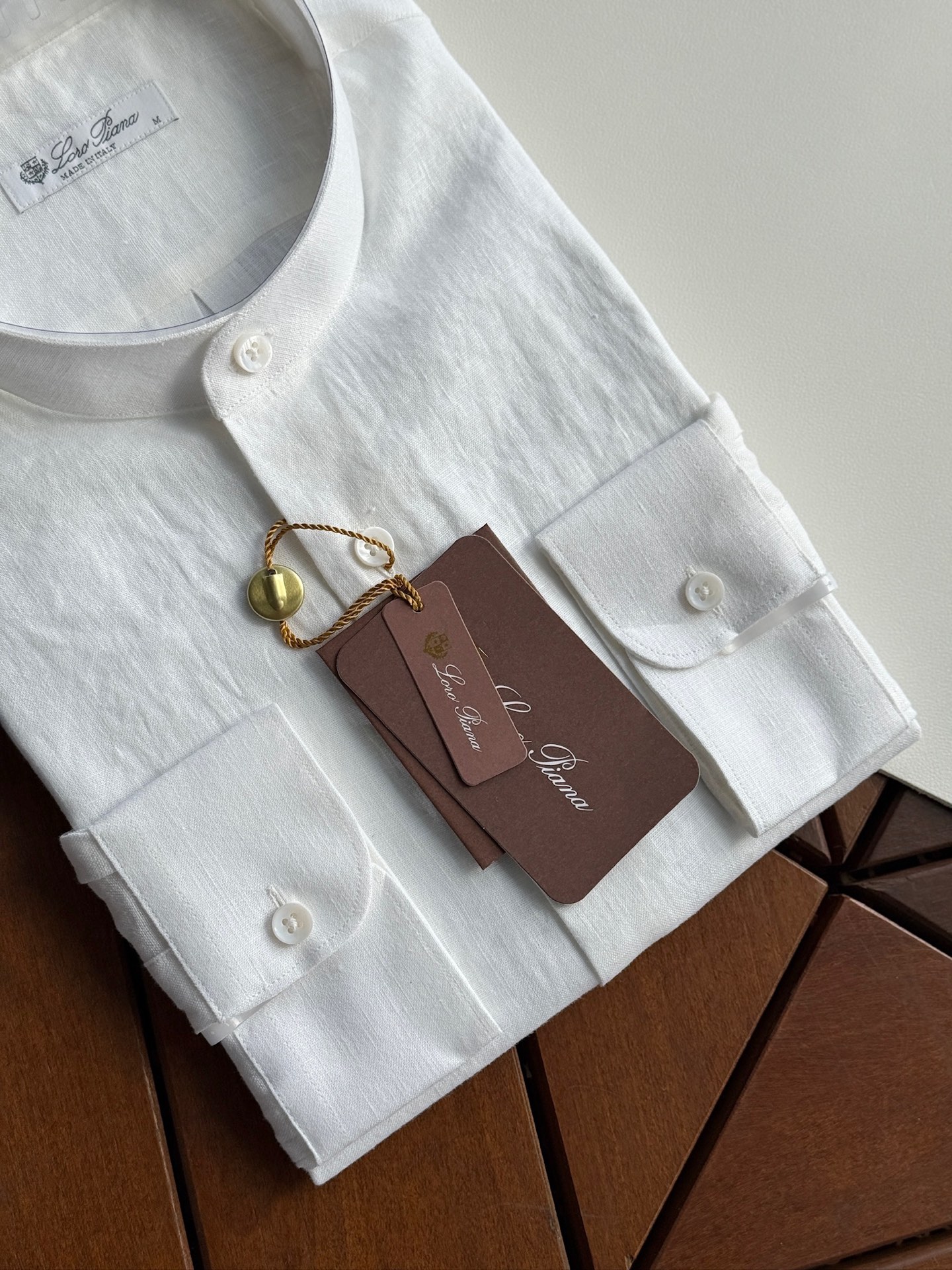 白色特写镜头！

史诗级别的亚麻衬衫，lP🆕独家巨献，中式复古小立领设计。。。原汁原味100%亚麻面料衬