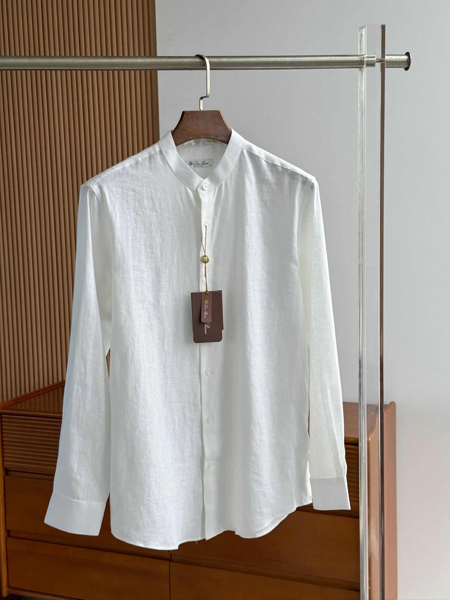 白色特写镜头！

史诗级别的亚麻衬衫，lP🆕独家巨献，中式复古小立领设计。。。原汁原味100%亚麻面料衬