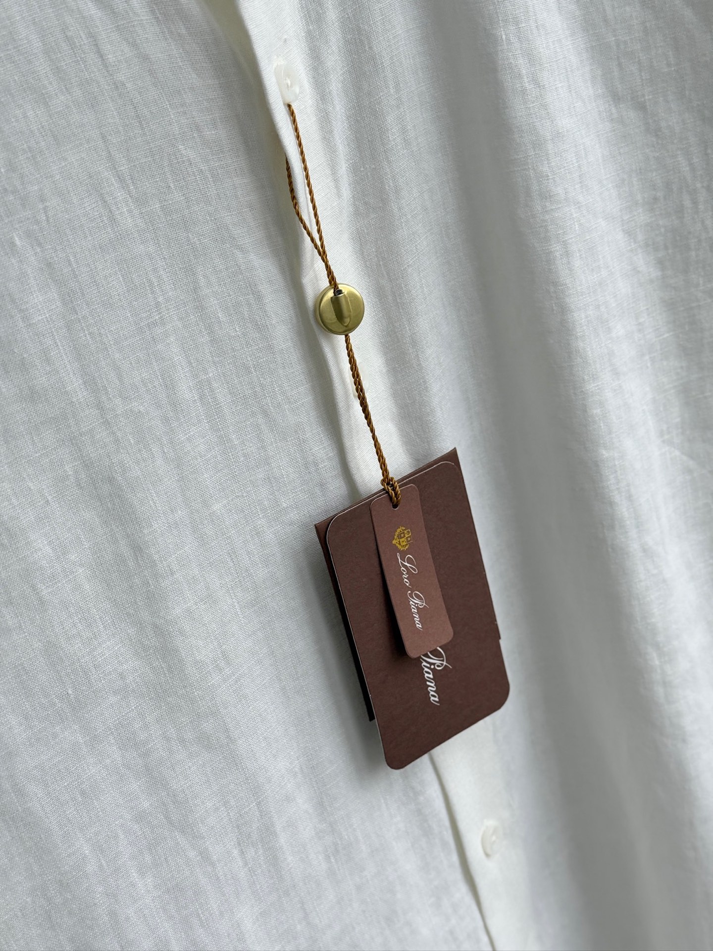 白色特写镜头！

史诗级别的亚麻衬衫，lP🆕独家巨献，中式复古小立领设计。。。原汁原味100%亚麻面料衬