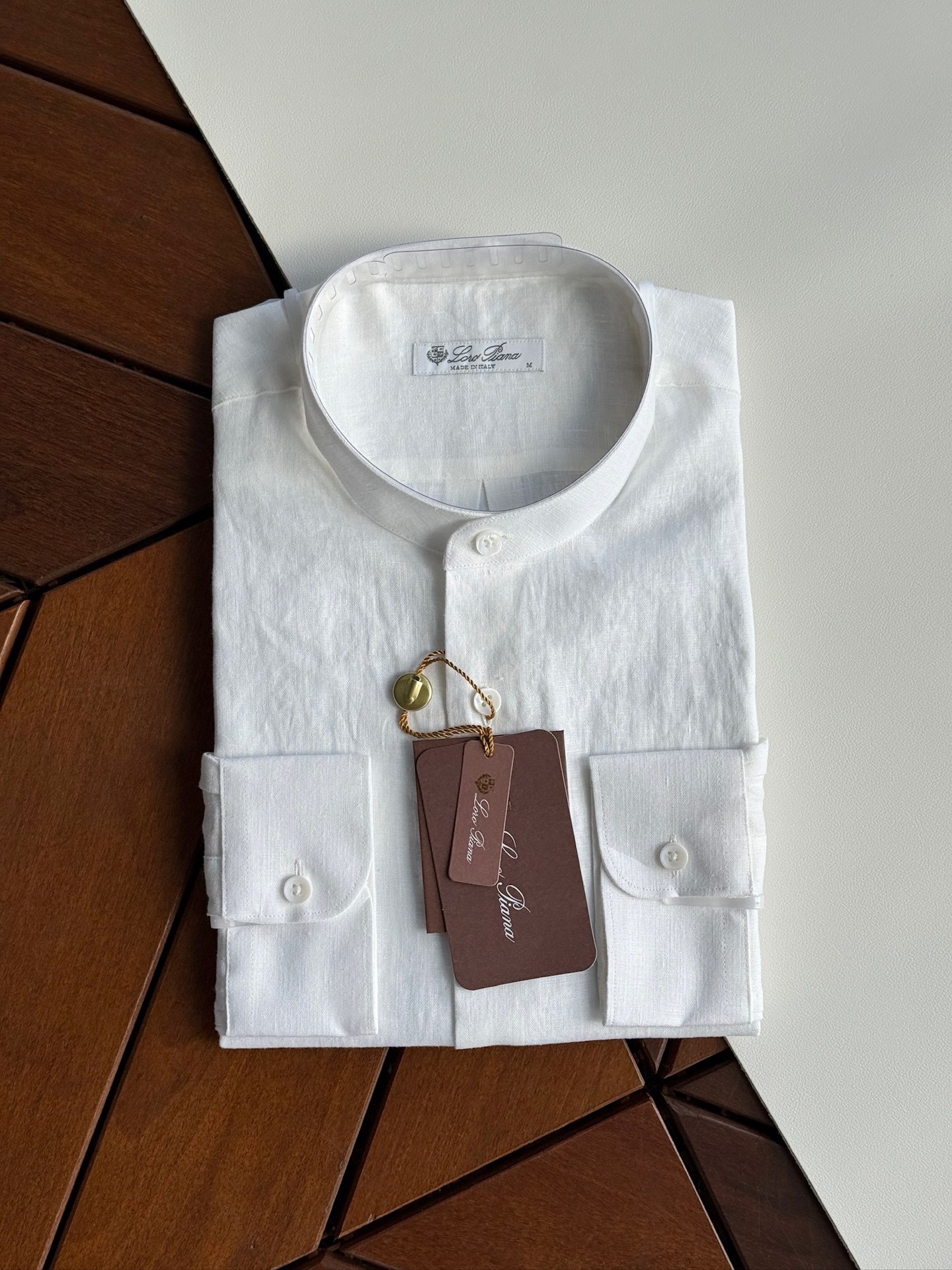 白色特写镜头！

史诗级别的亚麻衬衫，lP🆕独家巨献，中式复古小立领设计。。。原汁原味100%亚麻面料衬