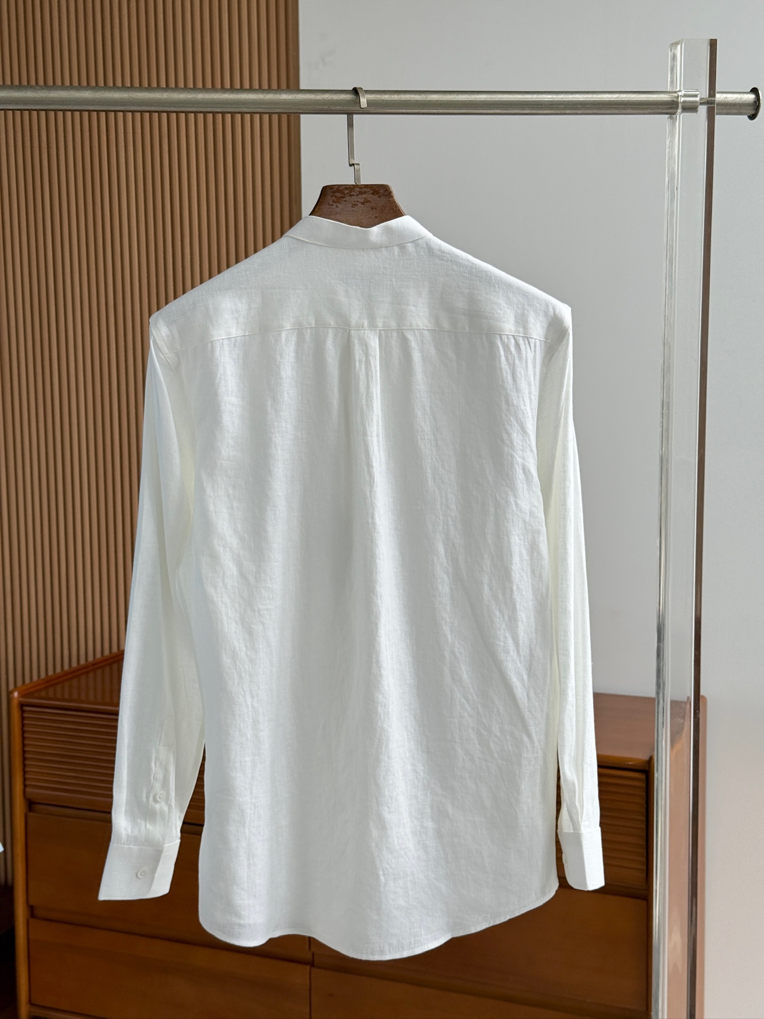 白色特写镜头！

史诗级别的亚麻衬衫，lP🆕独家巨献，中式复古小立领设计。。。原汁原味100%亚麻面料衬