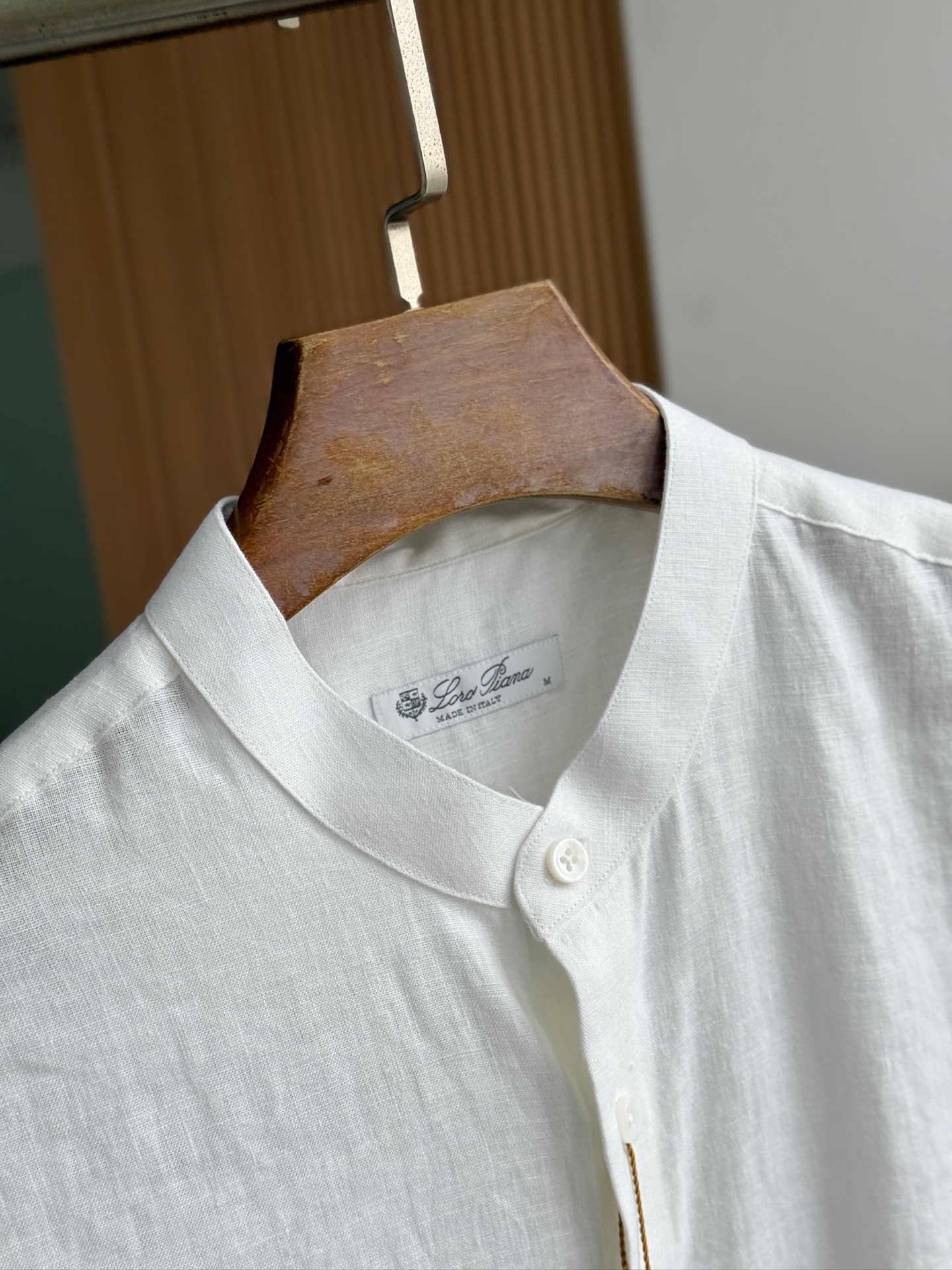 白色特写镜头！

史诗级别的亚麻衬衫，lP🆕独家巨献，中式复古小立领设计。。。原汁原味100%亚麻面料衬