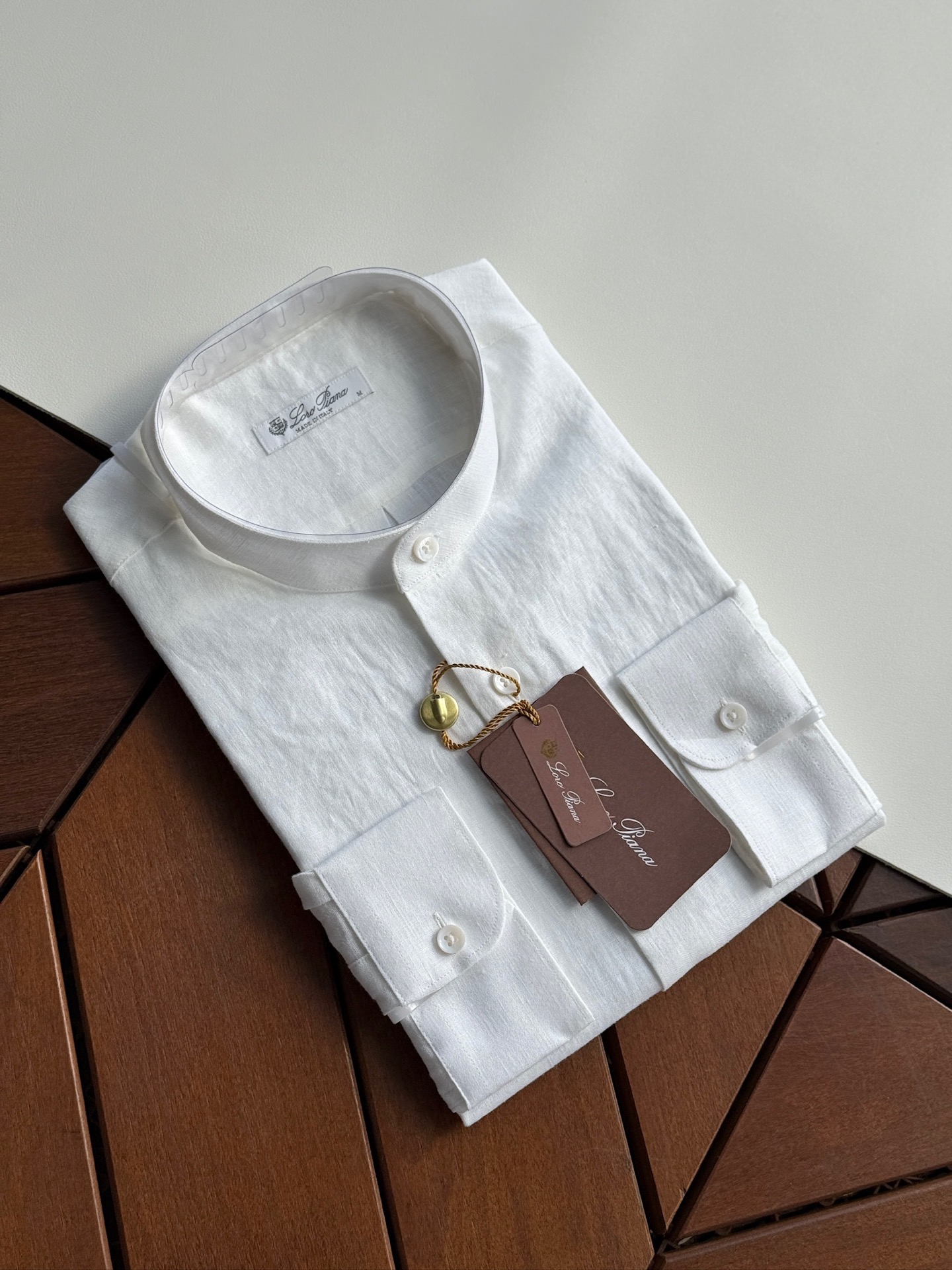 白色特写镜头！

史诗级别的亚麻衬衫，lP🆕独家巨献，中式复古小立领设计。。。原汁原味100%亚麻面料衬