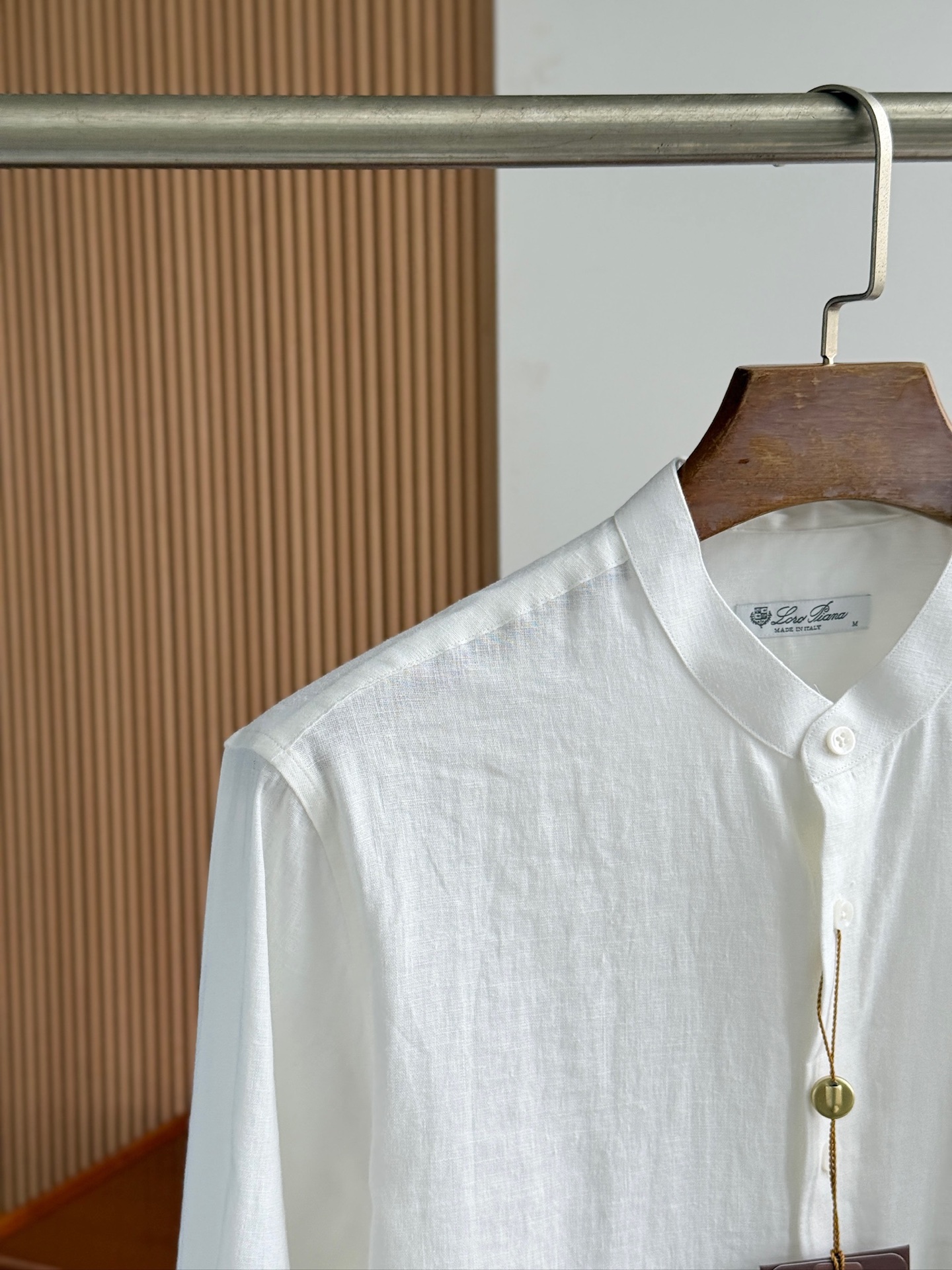 白色特写镜头！

史诗级别的亚麻衬衫，lP🆕独家巨献，中式复古小立领设计。。。原汁原味100%亚麻面料衬