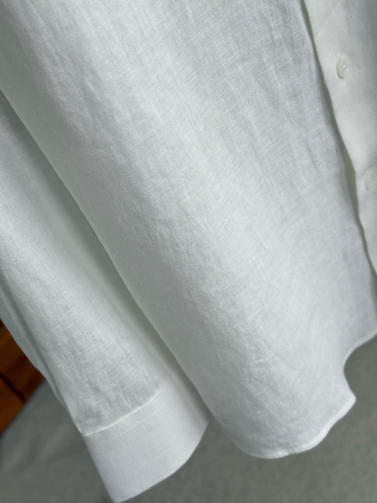 白色特写镜头！

史诗级别的亚麻衬衫，lP🆕独家巨献，中式复古小立领设计。。。原汁原味100%亚麻面料衬