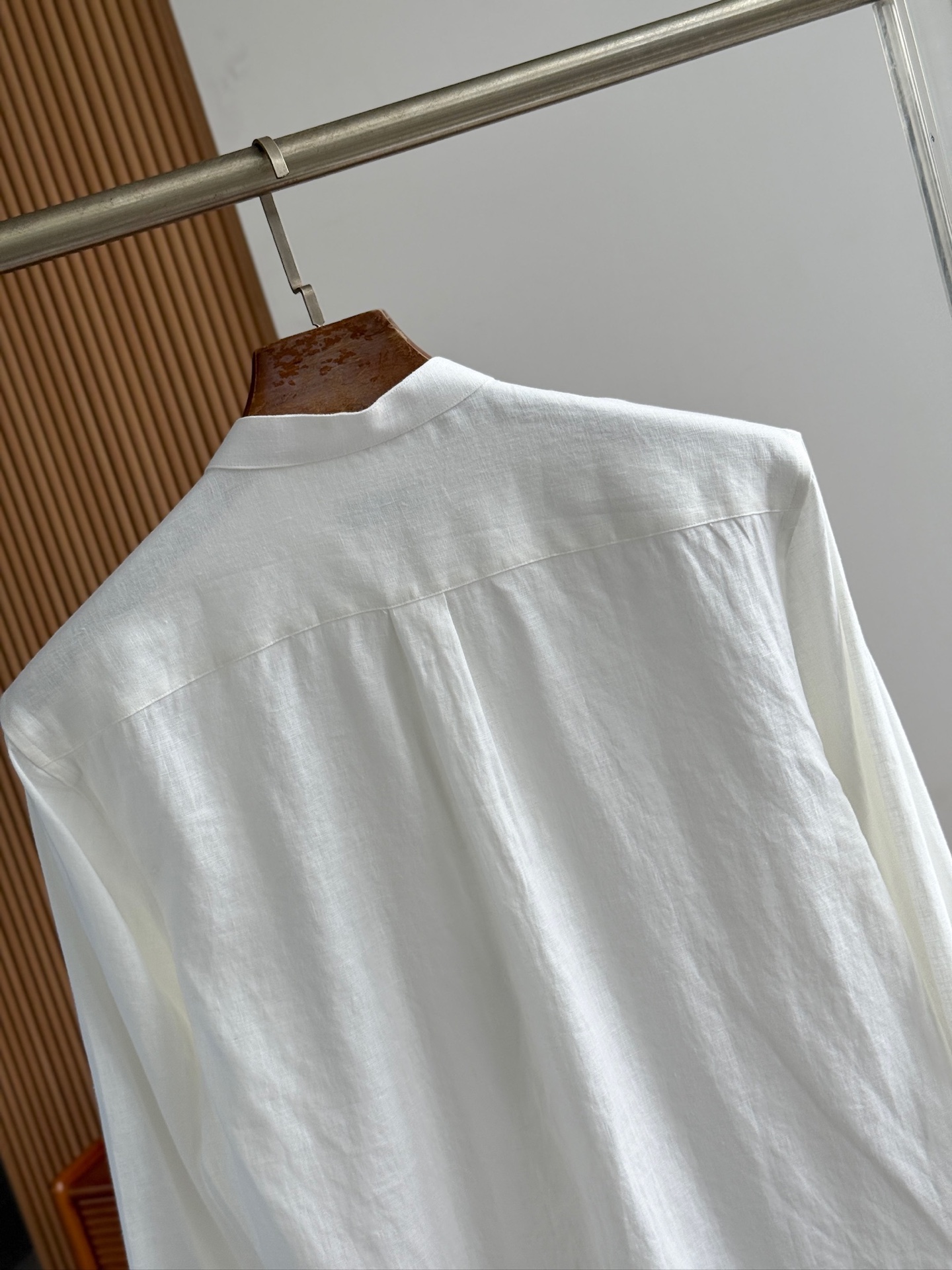 白色特写镜头！

史诗级别的亚麻衬衫，lP🆕独家巨献，中式复古小立领设计。。。原汁原味100%亚麻面料衬