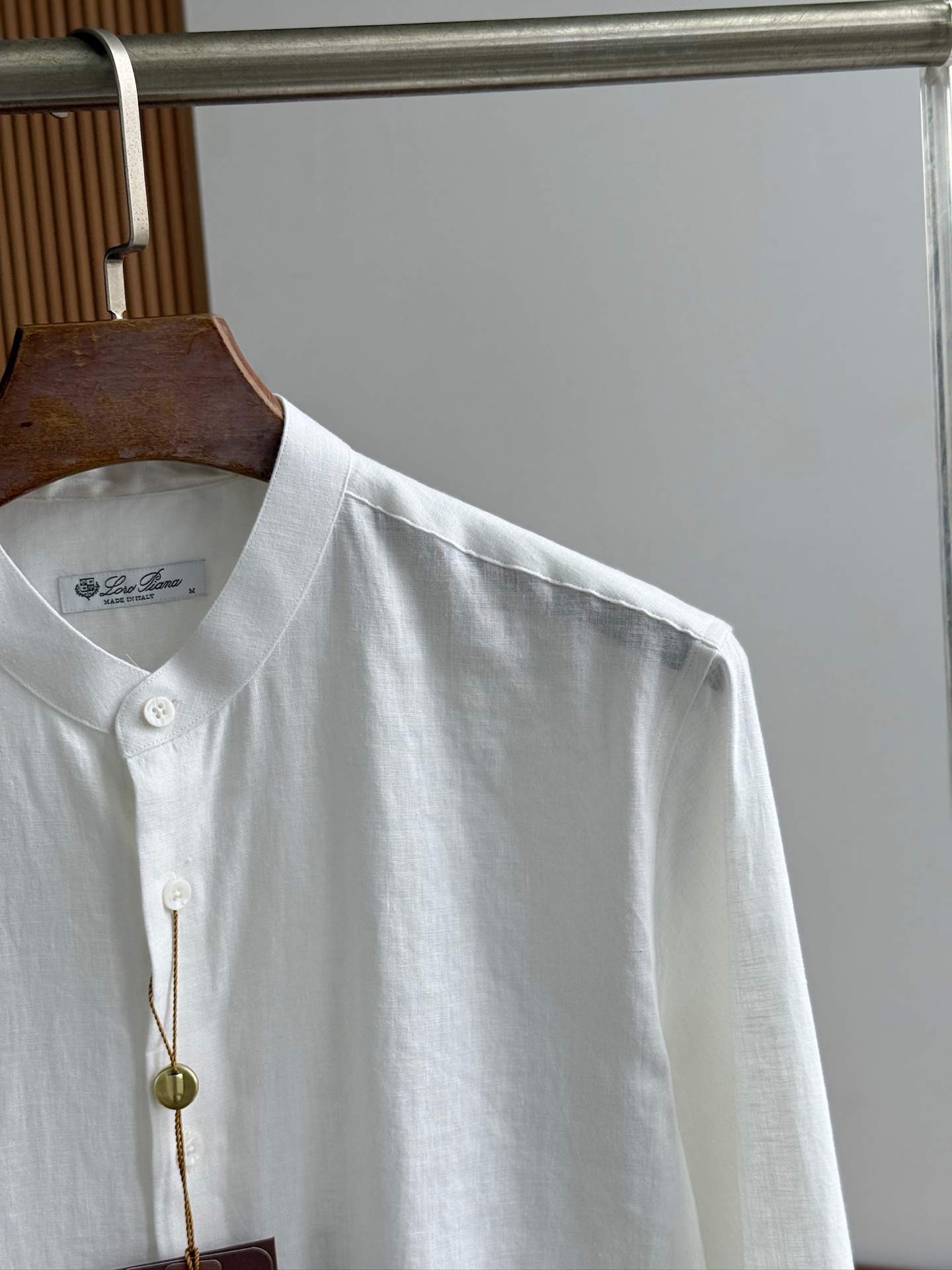 白色特写镜头！

史诗级别的亚麻衬衫，lP🆕独家巨献，中式复古小立领设计。。。原汁原味100%亚麻面料衬