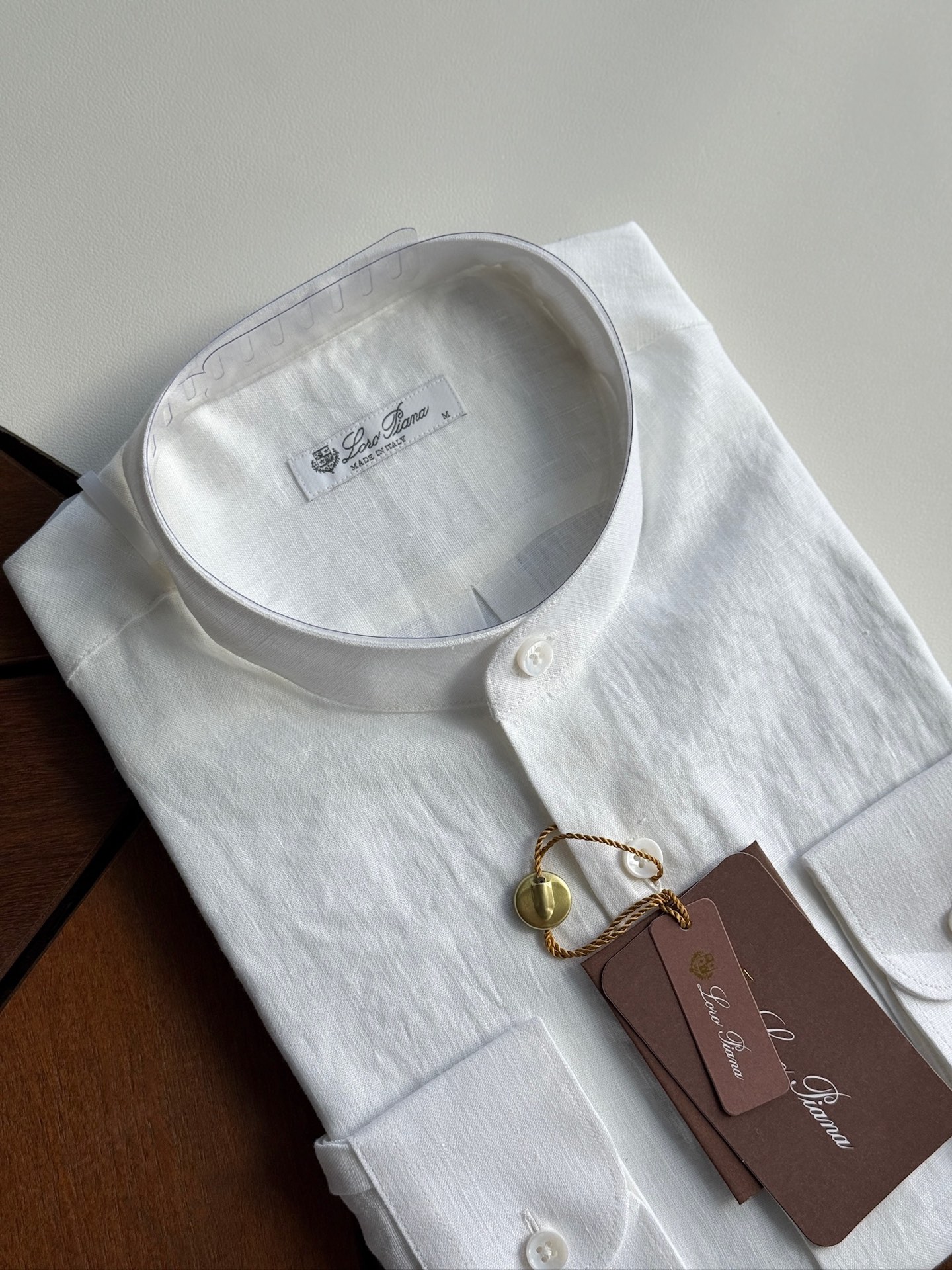 白色特写镜头！

史诗级别的亚麻衬衫，lP🆕独家巨献，中式复古小立领设计。。。原汁原味100%亚麻面料衬