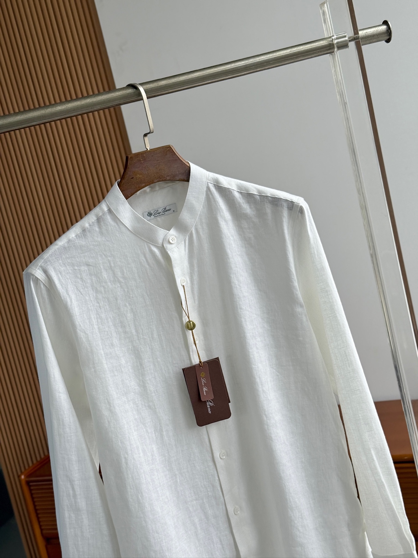 白色特写镜头！

史诗级别的亚麻衬衫，lP🆕独家巨献，中式复古小立领设计。。。原汁原味100%亚麻面料衬