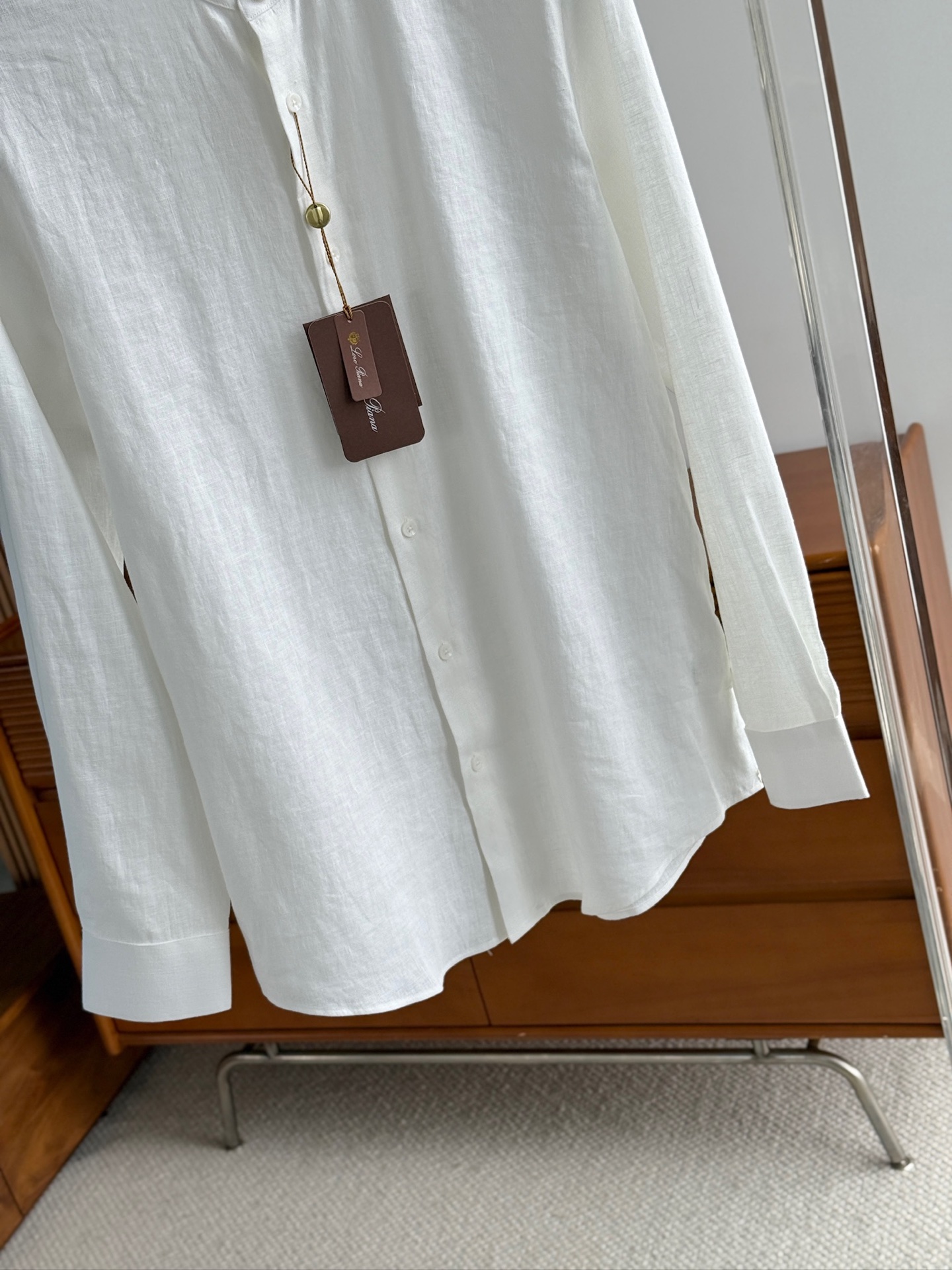 白色特写镜头！

史诗级别的亚麻衬衫，lP🆕独家巨献，中式复古小立领设计。。。原汁原味100%亚麻面料衬