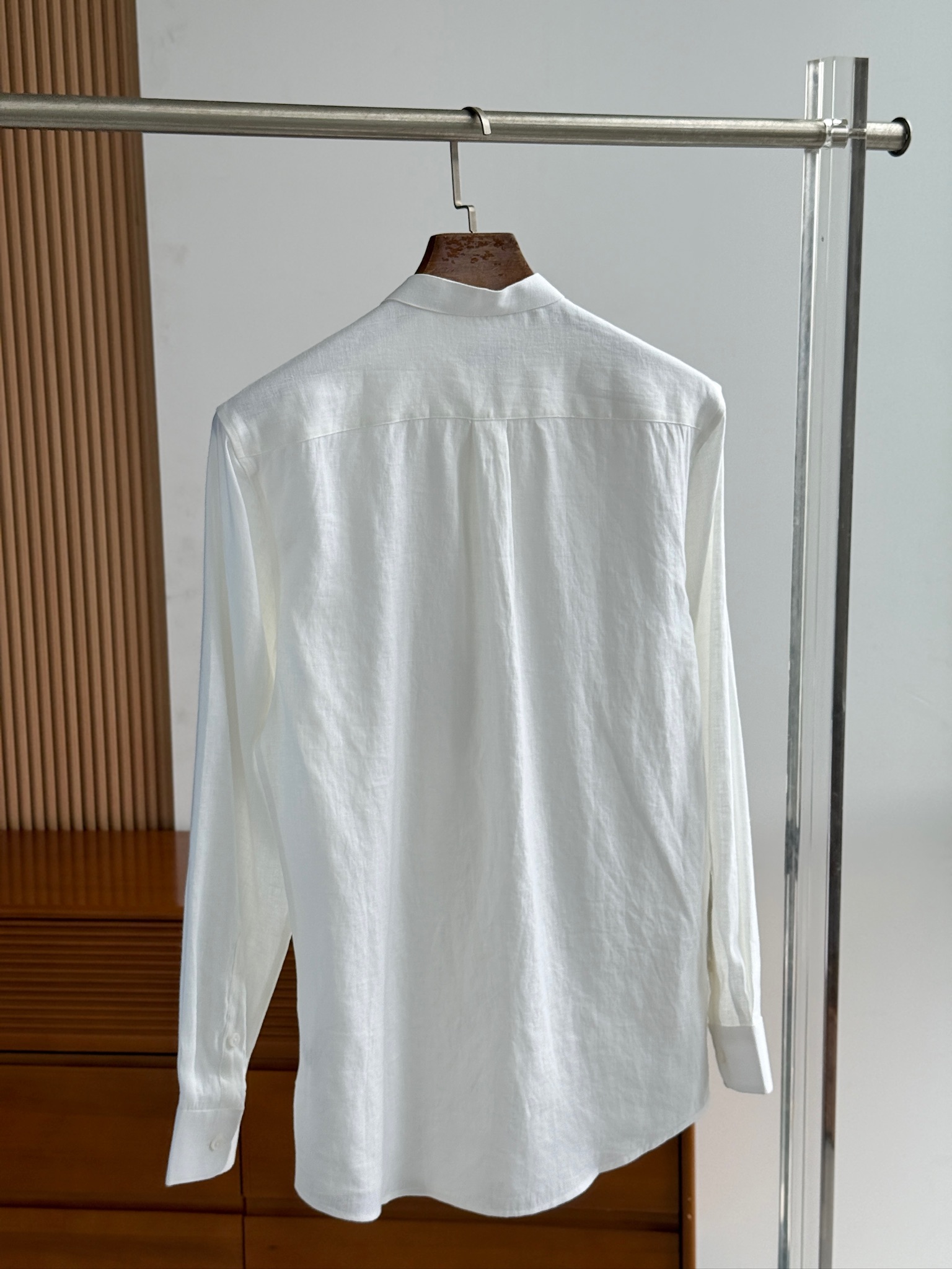 白色特写镜头！

史诗级别的亚麻衬衫，lP🆕独家巨献，中式复古小立领设计。。。原汁原味100%亚麻面料衬