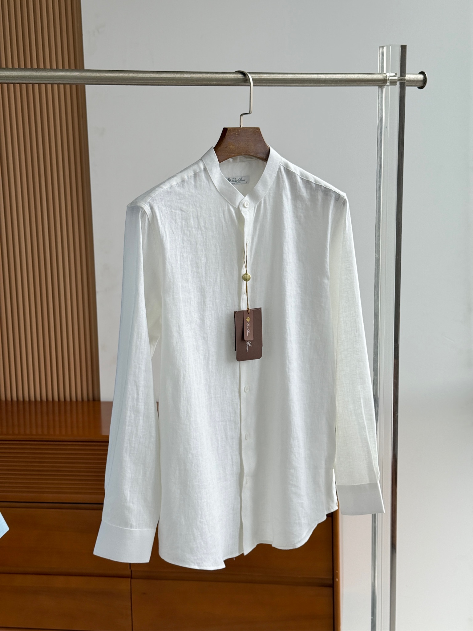 白色特写镜头！

史诗级别的亚麻衬衫，lP🆕独家巨献，中式复古小立领设计。。。原汁原味100%亚麻面料衬