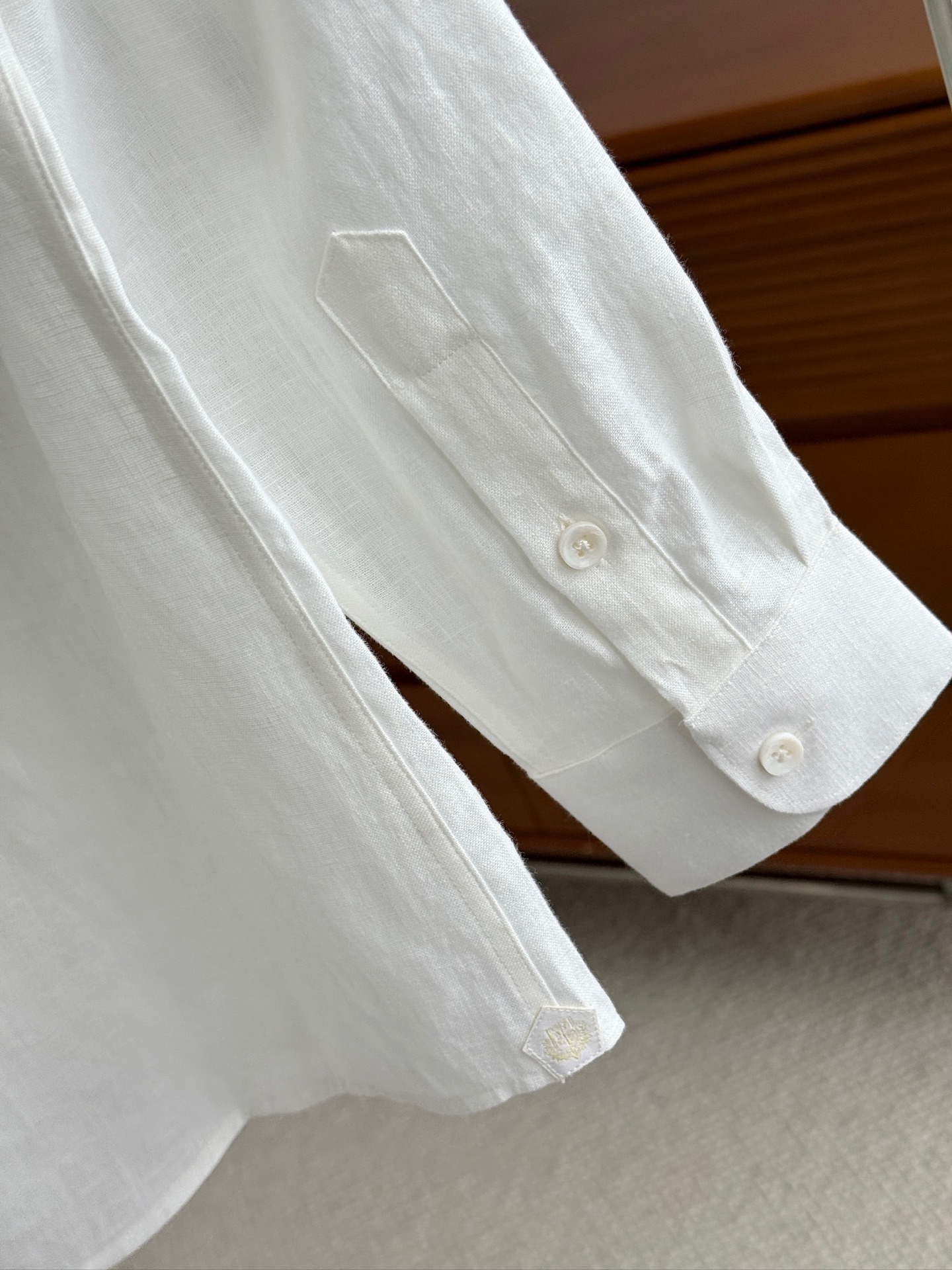 白色特写镜头！

史诗级别的亚麻衬衫，lP🆕独家巨献，中式复古小立领设计。。。原汁原味100%亚麻面料衬