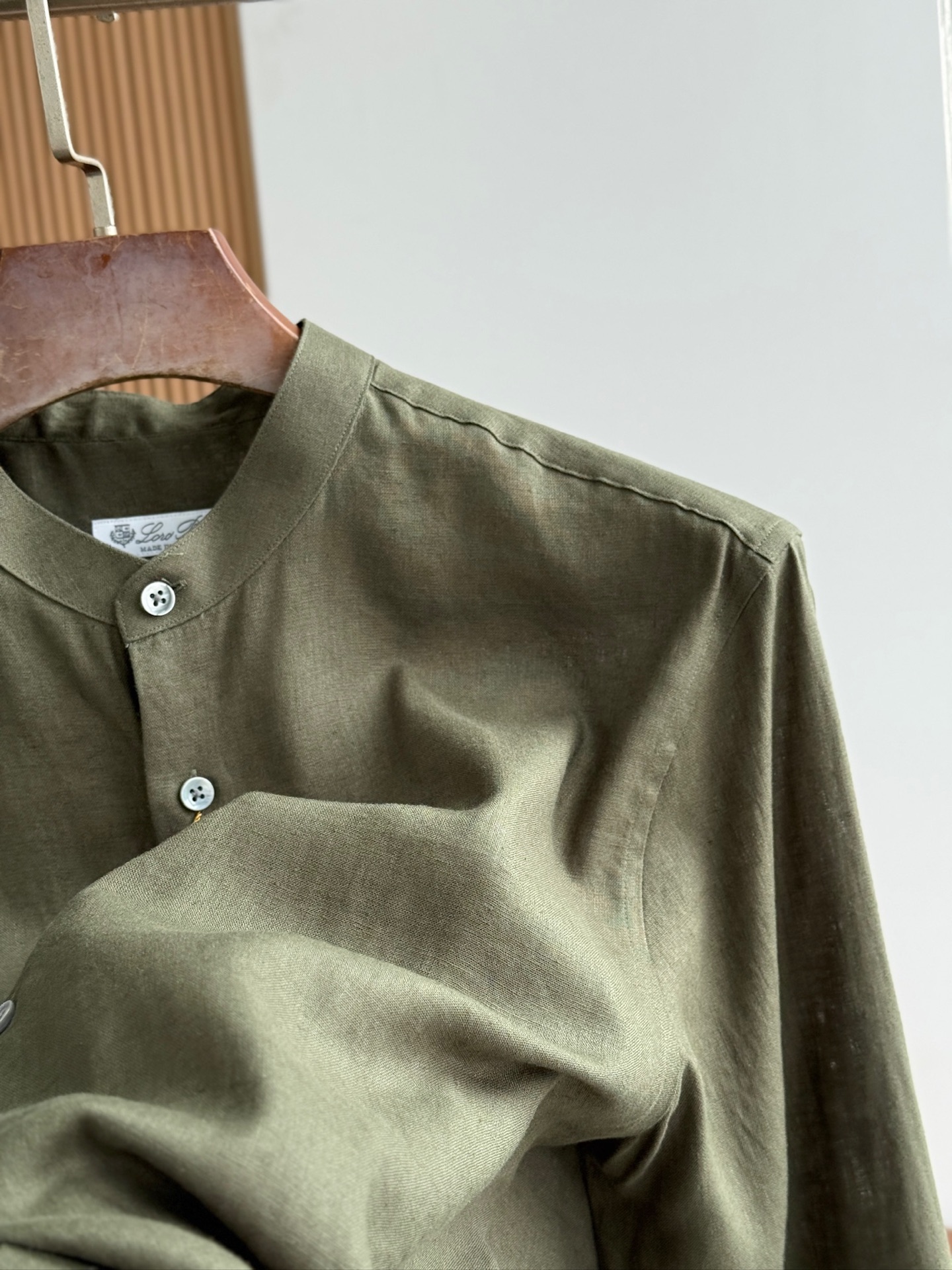 绿色，特写镜头。

史诗级别的亚麻衬衫，lP🆕独家巨献，中式复古小立领设计。。。原汁原味100%亚麻面料