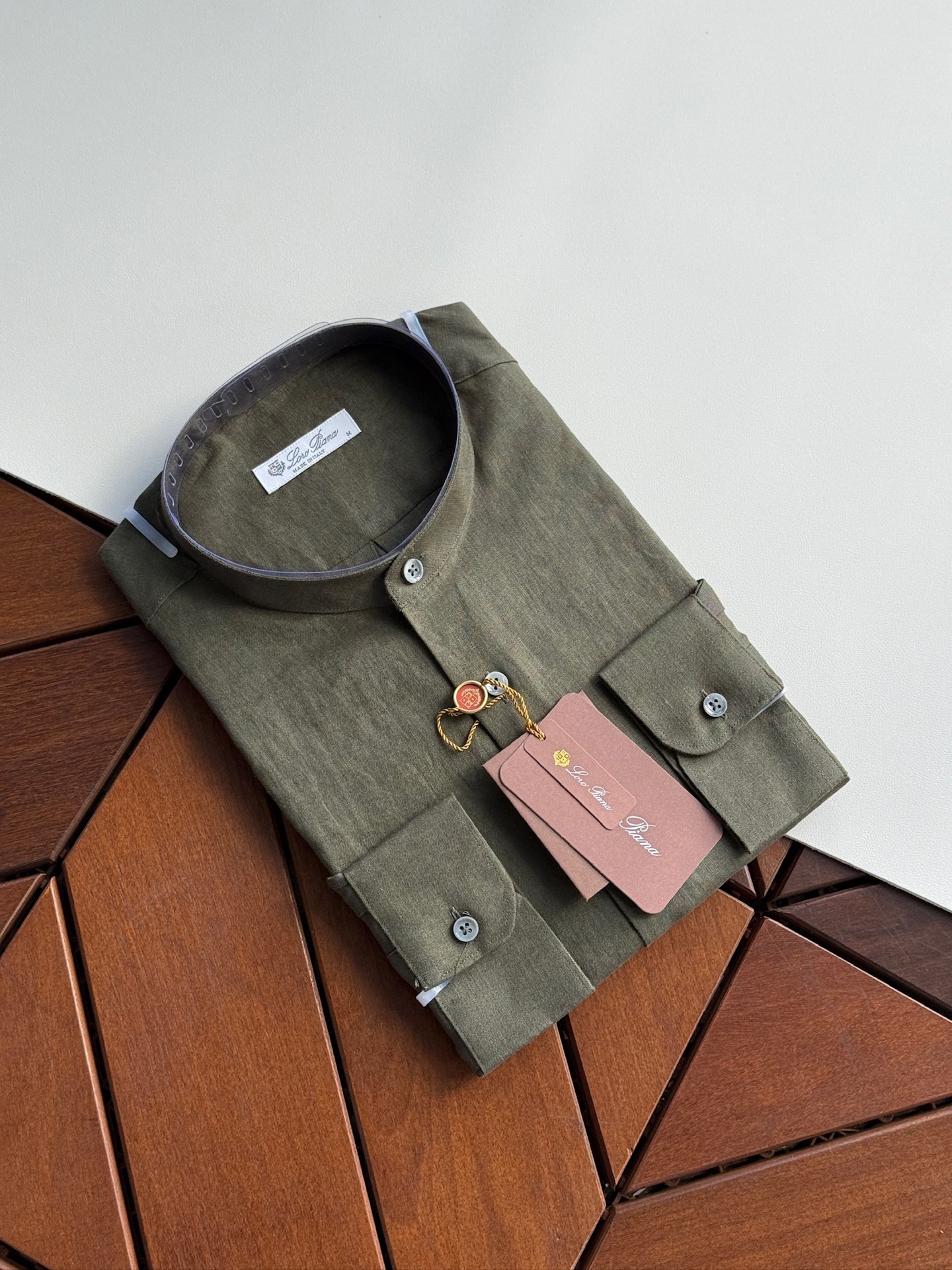 绿色，特写镜头。

史诗级别的亚麻衬衫，lP🆕独家巨献，中式复古小立领设计。。。原汁原味100%亚麻面料