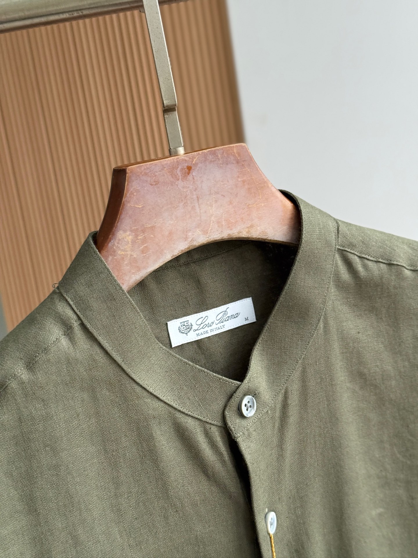 绿色，特写镜头。

史诗级别的亚麻衬衫，lP🆕独家巨献，中式复古小立领设计。。。原汁原味100%亚麻面料