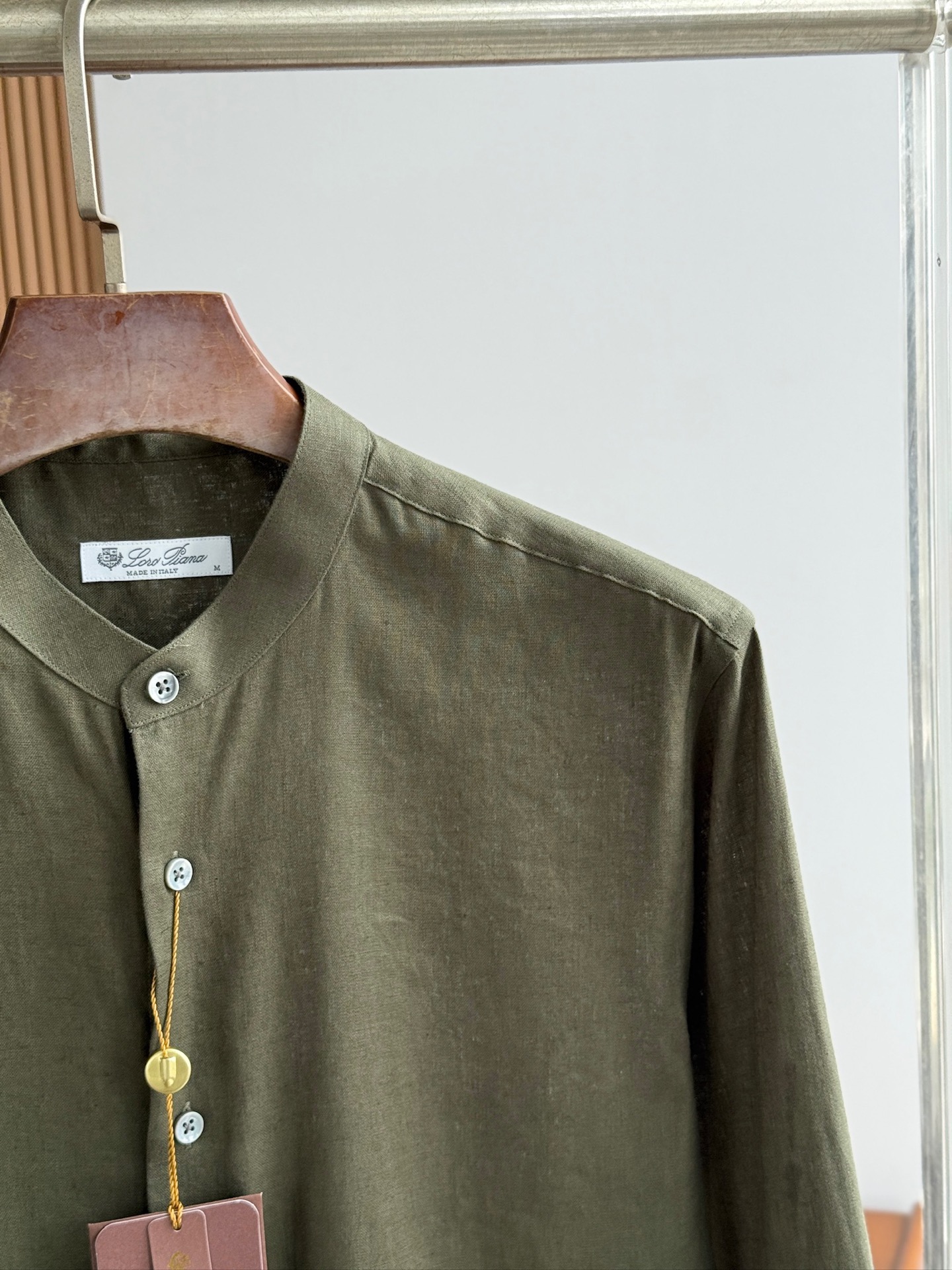 绿色，特写镜头。

史诗级别的亚麻衬衫，lP🆕独家巨献，中式复古小立领设计。。。原汁原味100%亚麻面料