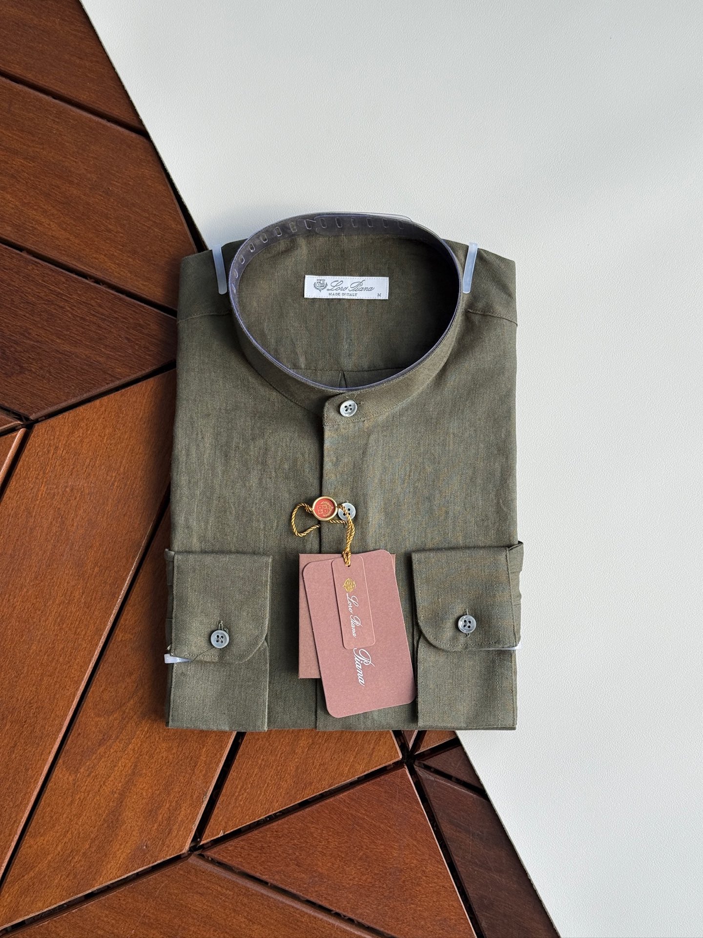 绿色，特写镜头。

史诗级别的亚麻衬衫，lP🆕独家巨献，中式复古小立领设计。。。原汁原味100%亚麻面料