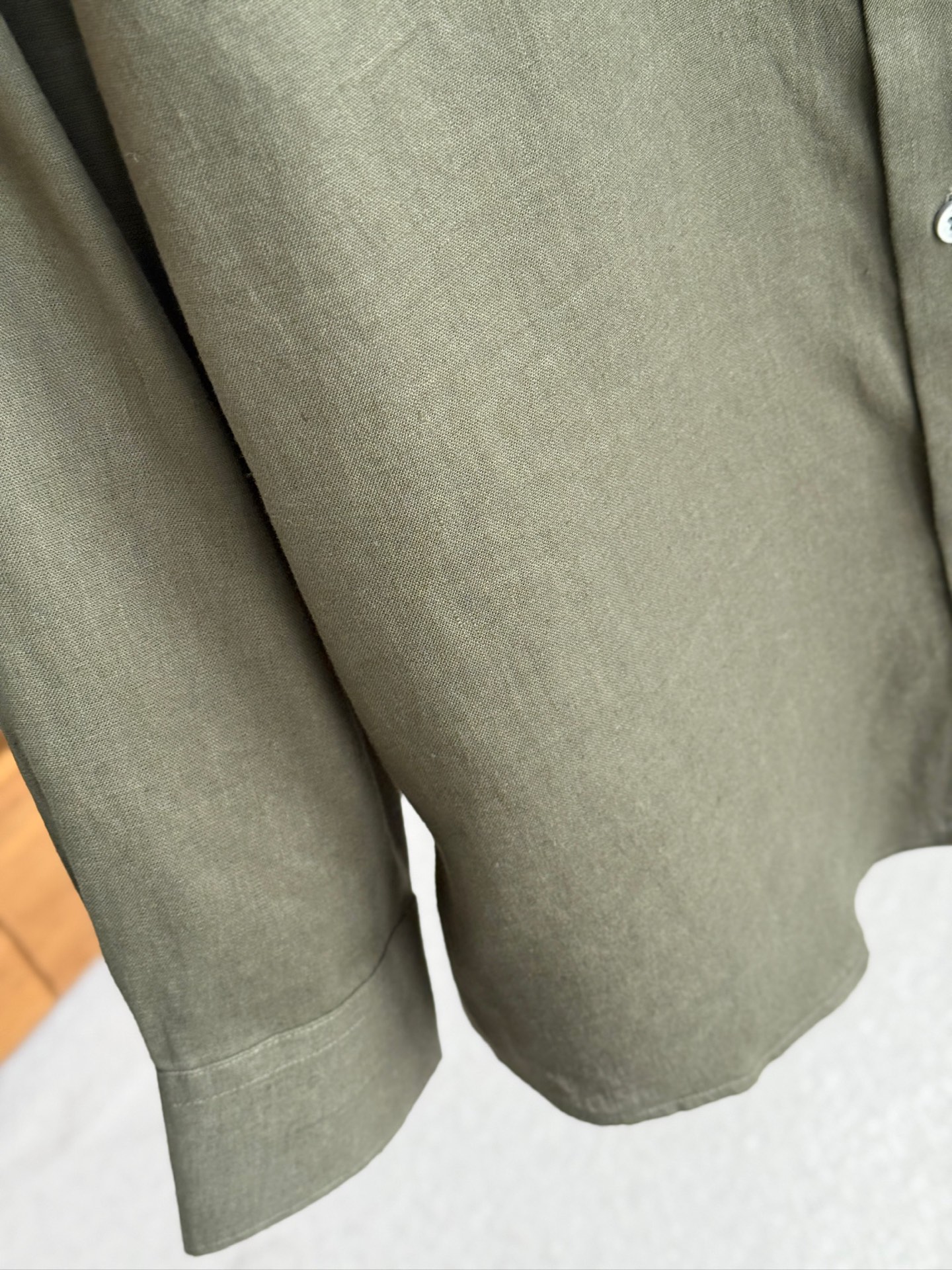 绿色，特写镜头。

史诗级别的亚麻衬衫，lP🆕独家巨献，中式复古小立领设计。。。原汁原味100%亚麻面料