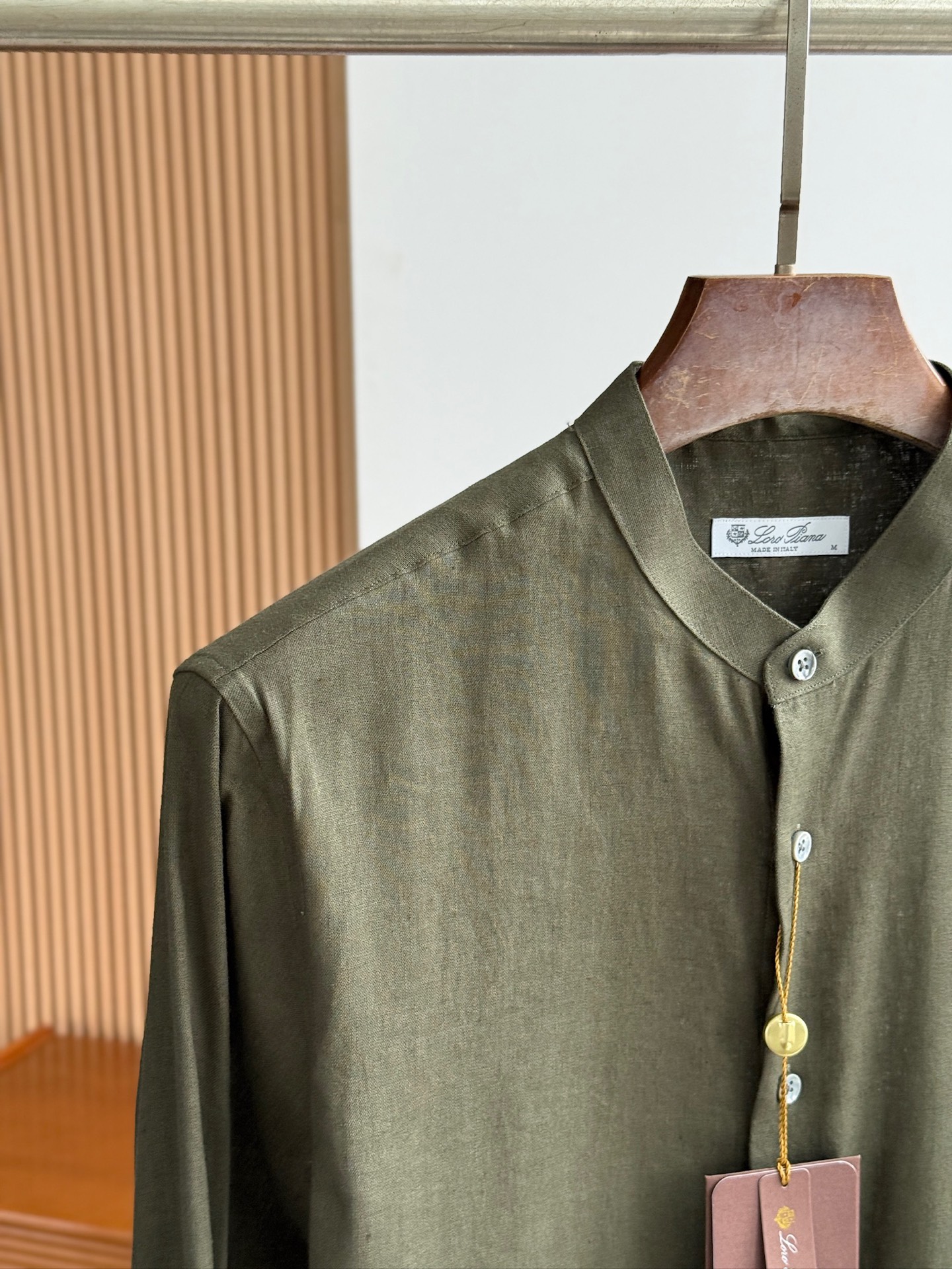 绿色，特写镜头。

史诗级别的亚麻衬衫，lP🆕独家巨献，中式复古小立领设计。。。原汁原味100%亚麻面料