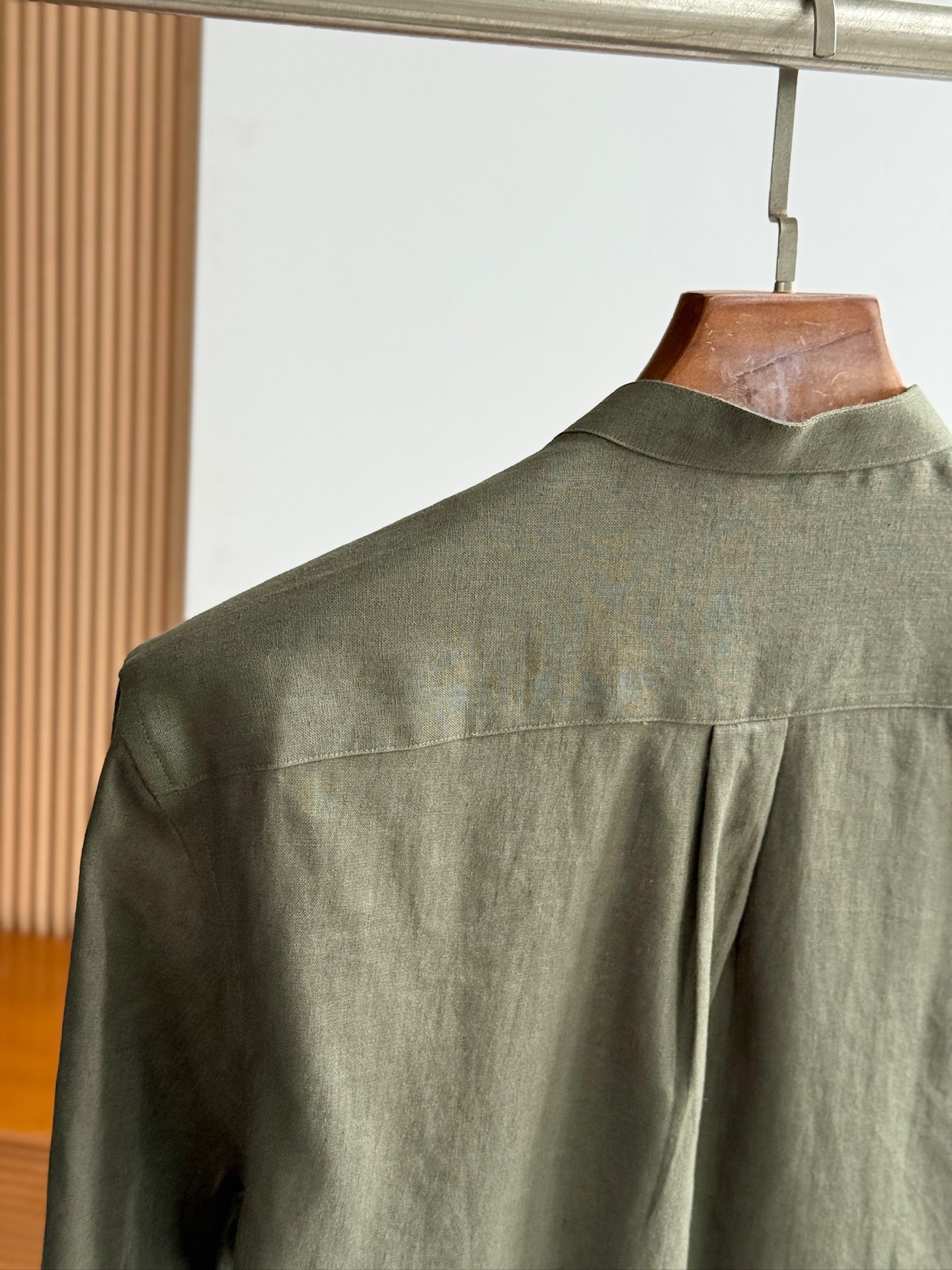 绿色，特写镜头。

史诗级别的亚麻衬衫，lP🆕独家巨献，中式复古小立领设计。。。原汁原味100%亚麻面料