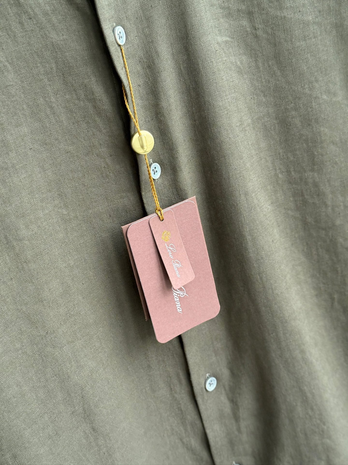 绿色，特写镜头。

史诗级别的亚麻衬衫，lP🆕独家巨献，中式复古小立领设计。。。原汁原味100%亚麻面料