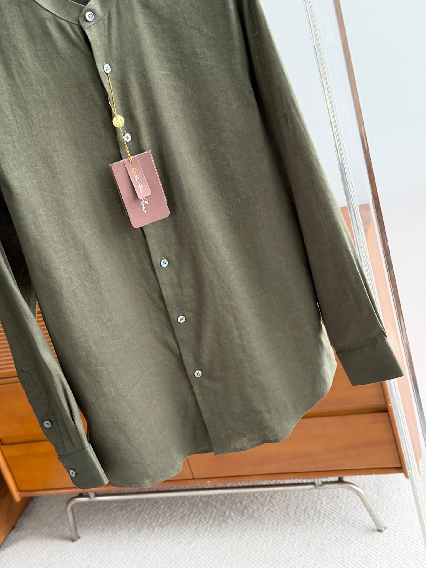 绿色，特写镜头。

史诗级别的亚麻衬衫，lP🆕独家巨献，中式复古小立领设计。。。原汁原味100%亚麻面料