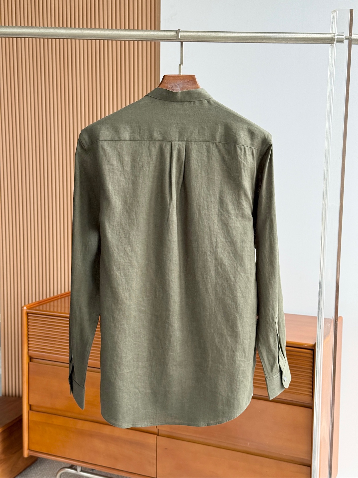 绿色，特写镜头。

史诗级别的亚麻衬衫，lP🆕独家巨献，中式复古小立领设计。。。原汁原味100%亚麻面料