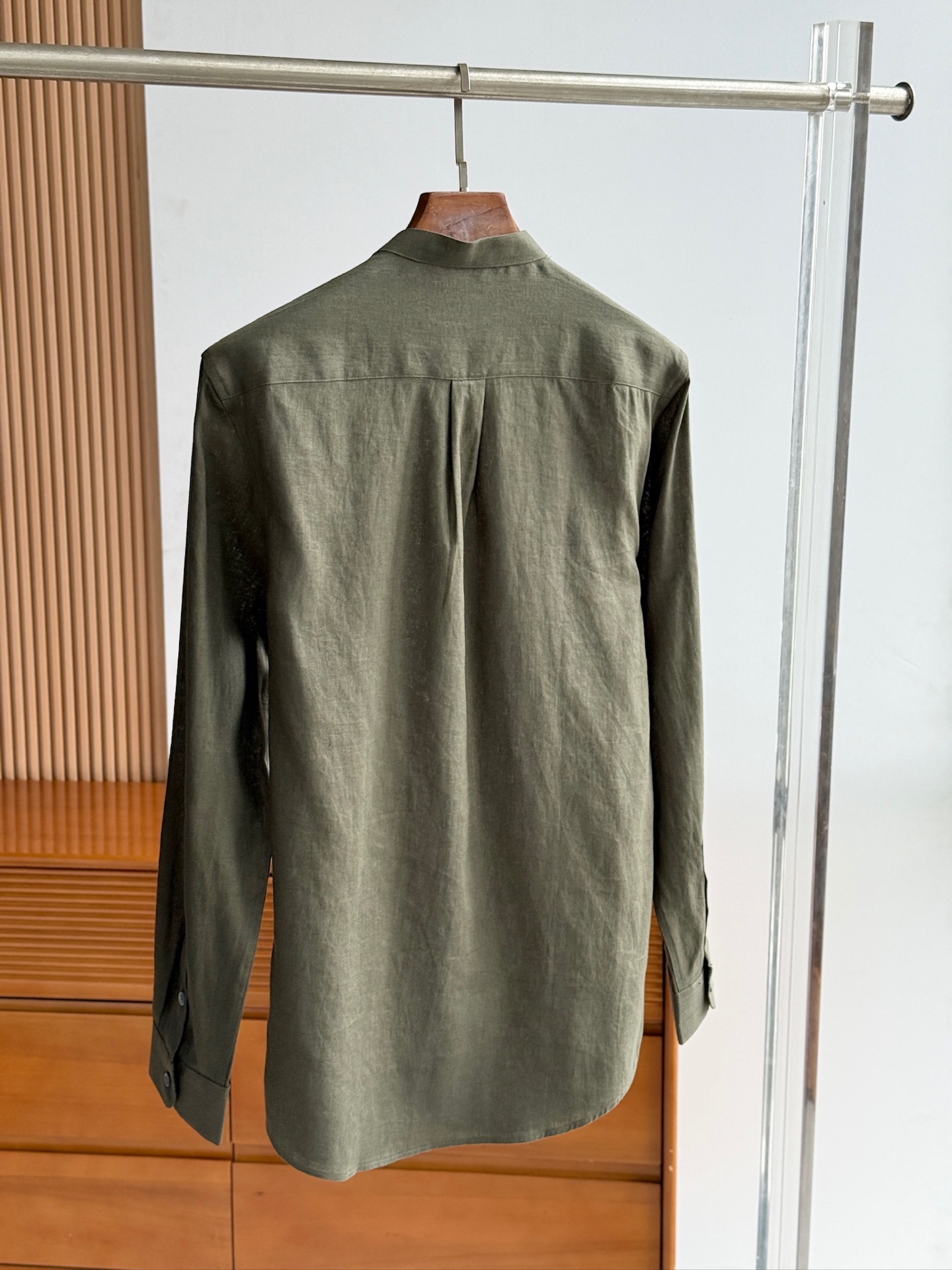 绿色，特写镜头。

史诗级别的亚麻衬衫，lP🆕独家巨献，中式复古小立领设计。。。原汁原味100%亚麻面料