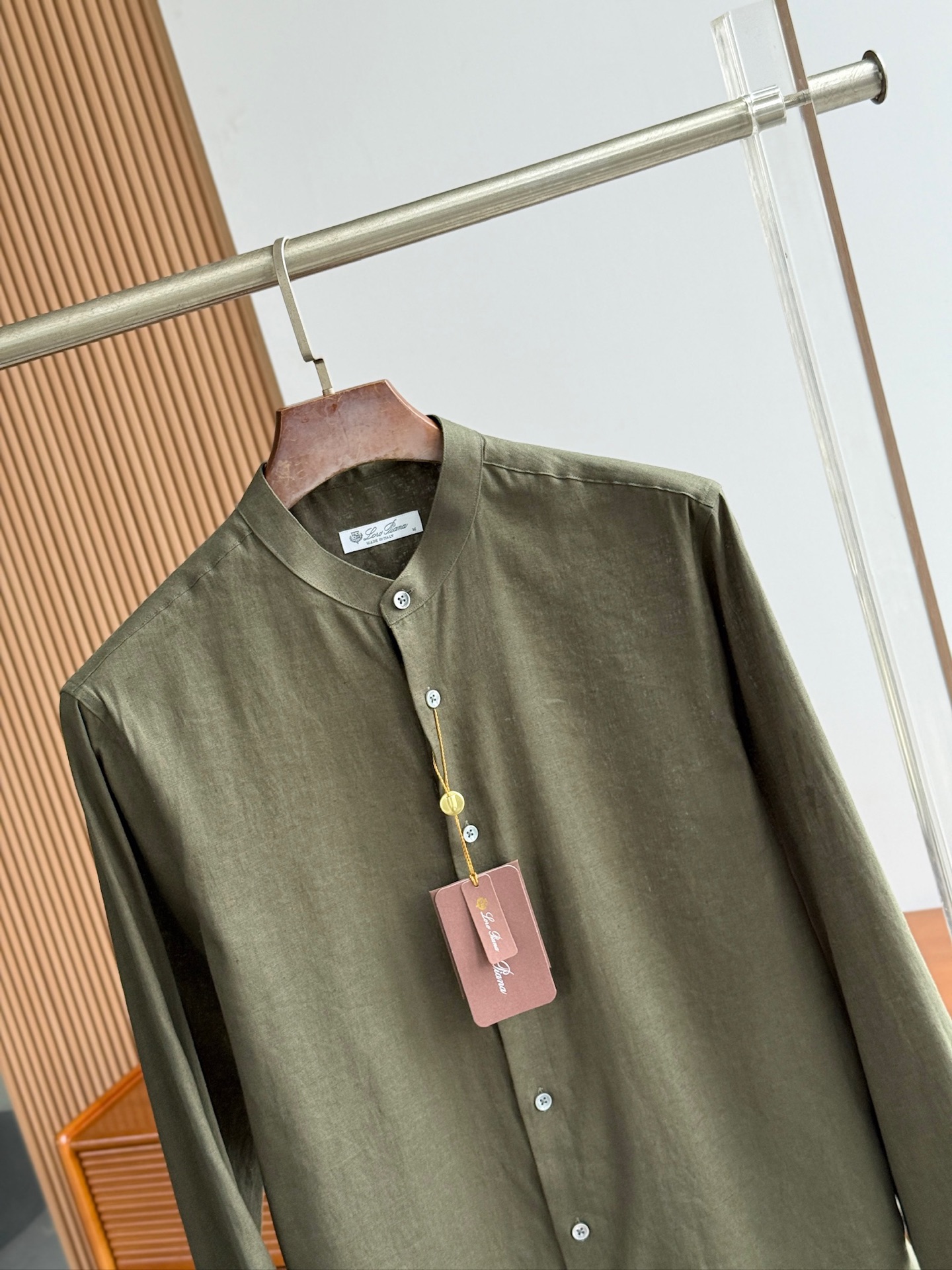 绿色，特写镜头。

史诗级别的亚麻衬衫，lP🆕独家巨献，中式复古小立领设计。。。原汁原味100%亚麻面料