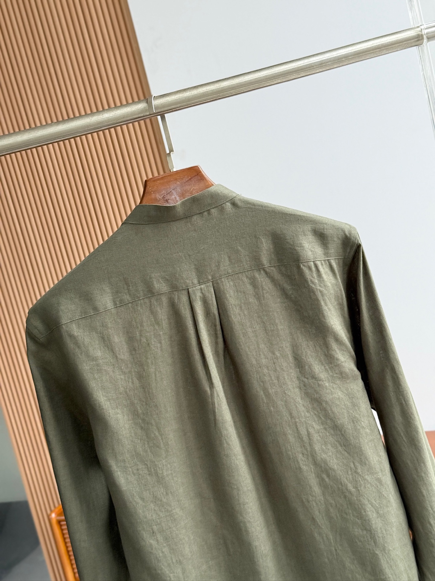 绿色，特写镜头。

史诗级别的亚麻衬衫，lP🆕独家巨献，中式复古小立领设计。。。原汁原味100%亚麻面料