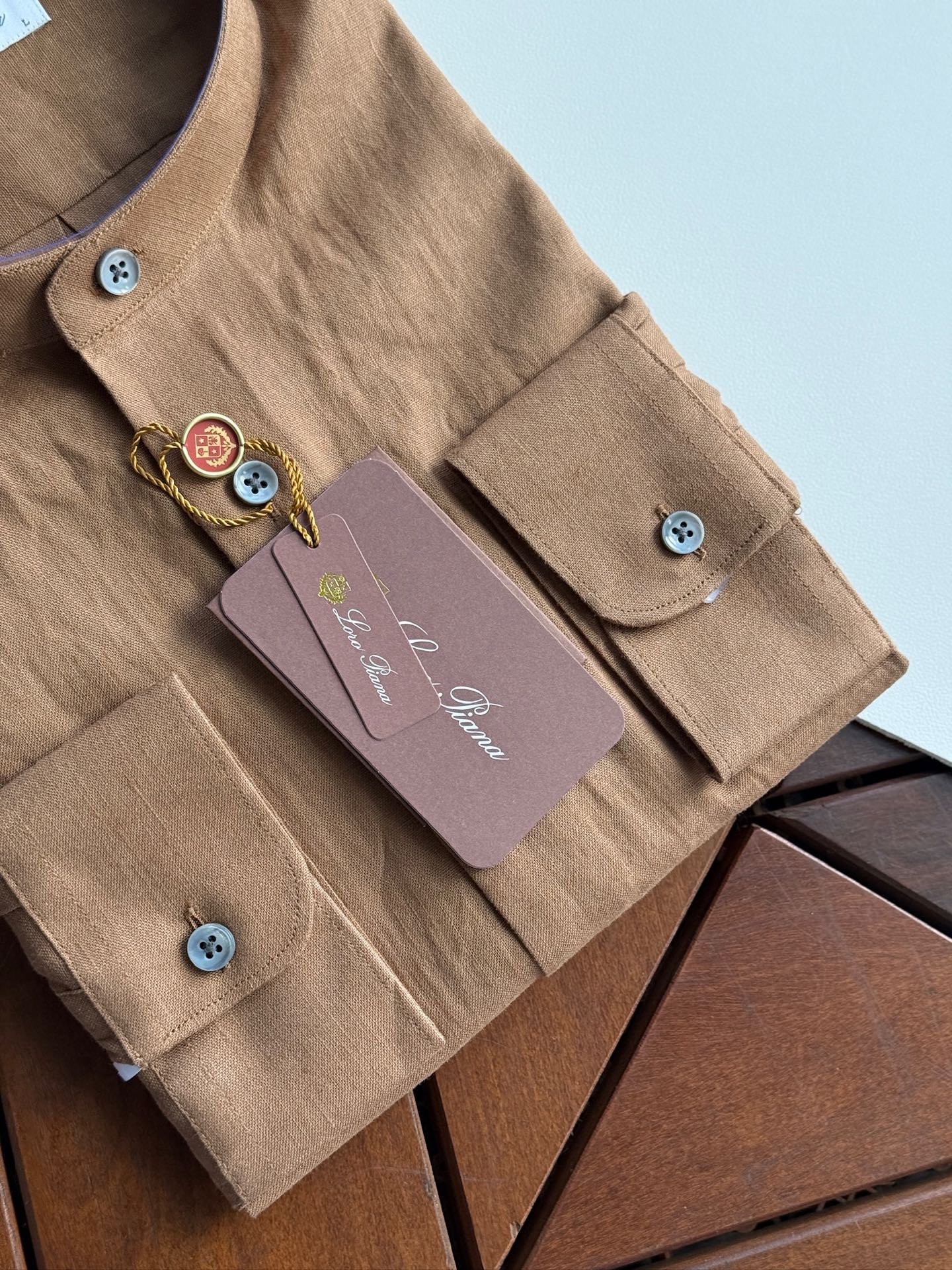 深咖色，镜头特写✍🏻史诗级别的亚麻衬衫，lP🆕独家巨献，中式复古小立领设计。。。原汁原味100%亚麻面料