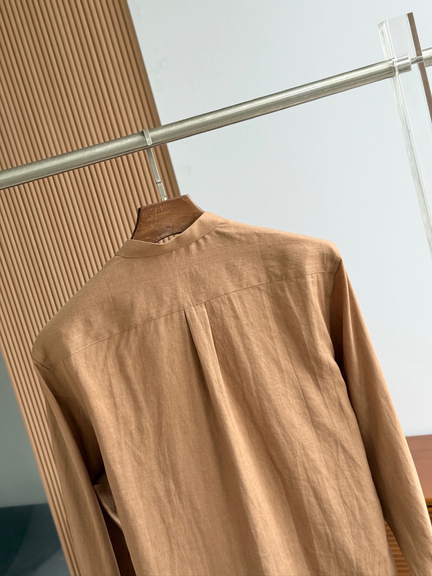 深咖色，镜头特写✍🏻史诗级别的亚麻衬衫，lP🆕独家巨献，中式复古小立领设计。。。原汁原味100%亚麻面料